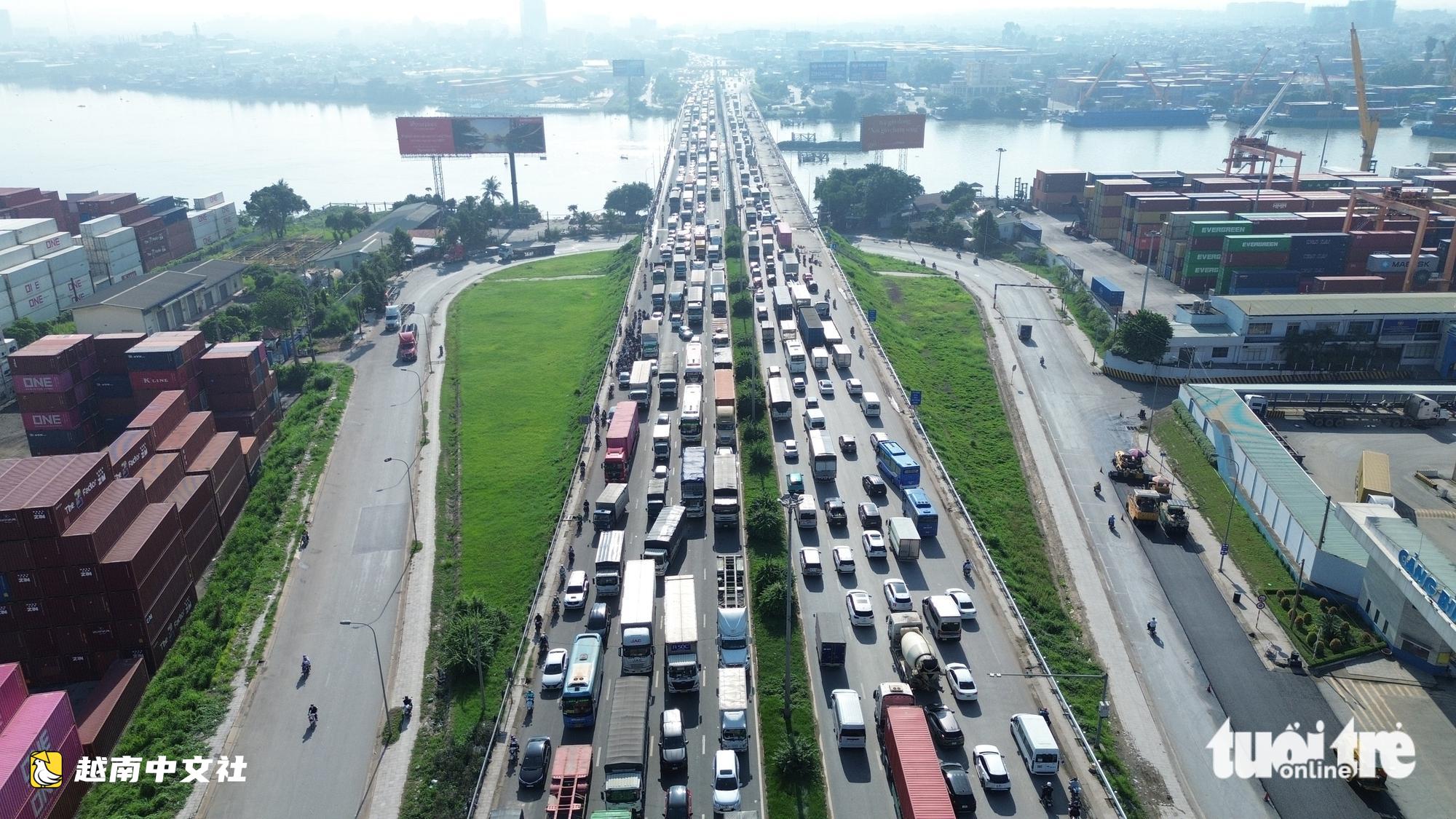 越南:貨車側翻橫擋新萬立交橋路面,1號國道擁堵近5公里