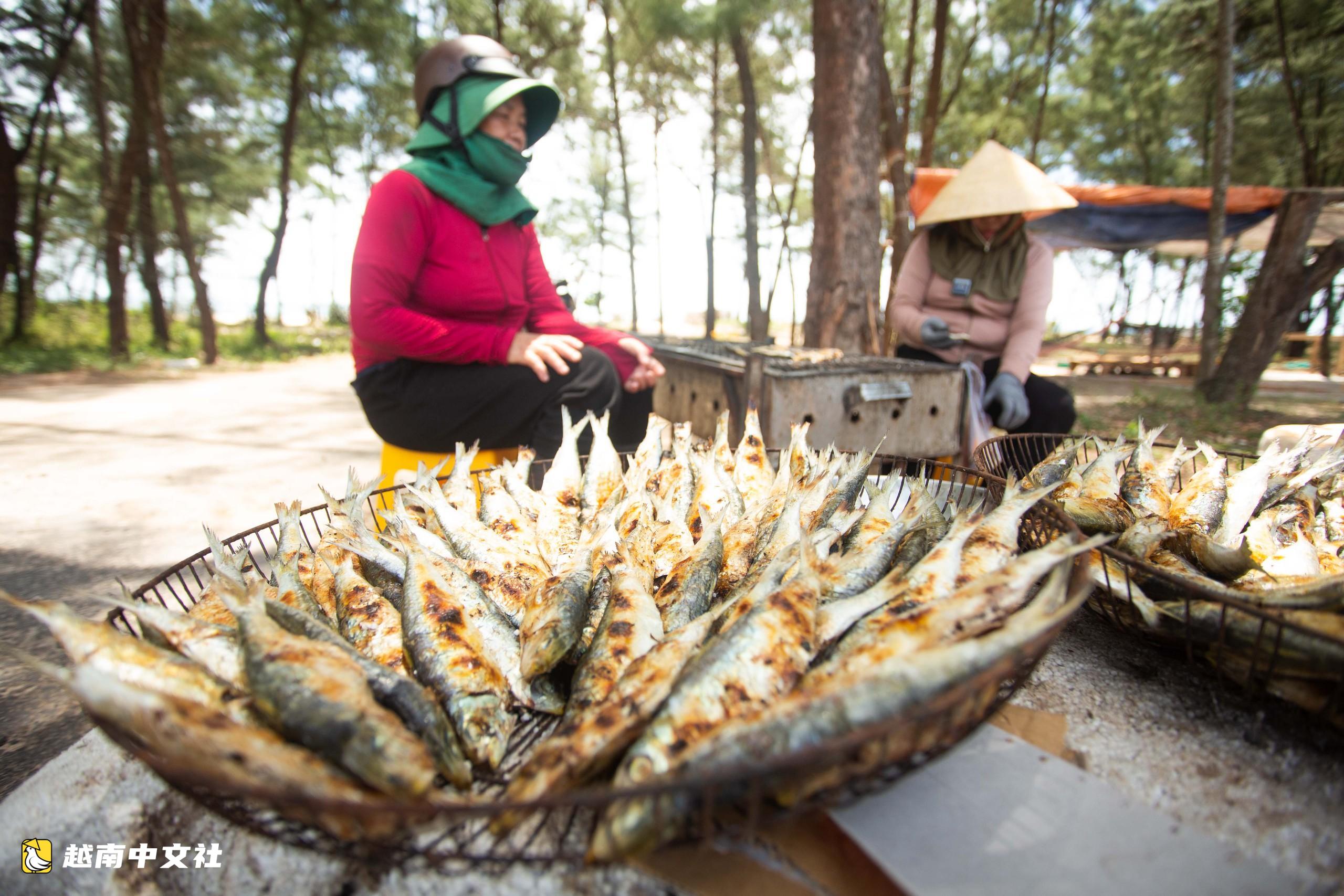 越南廣治海灘品嚐剛離火炭爐的烤鯡魚