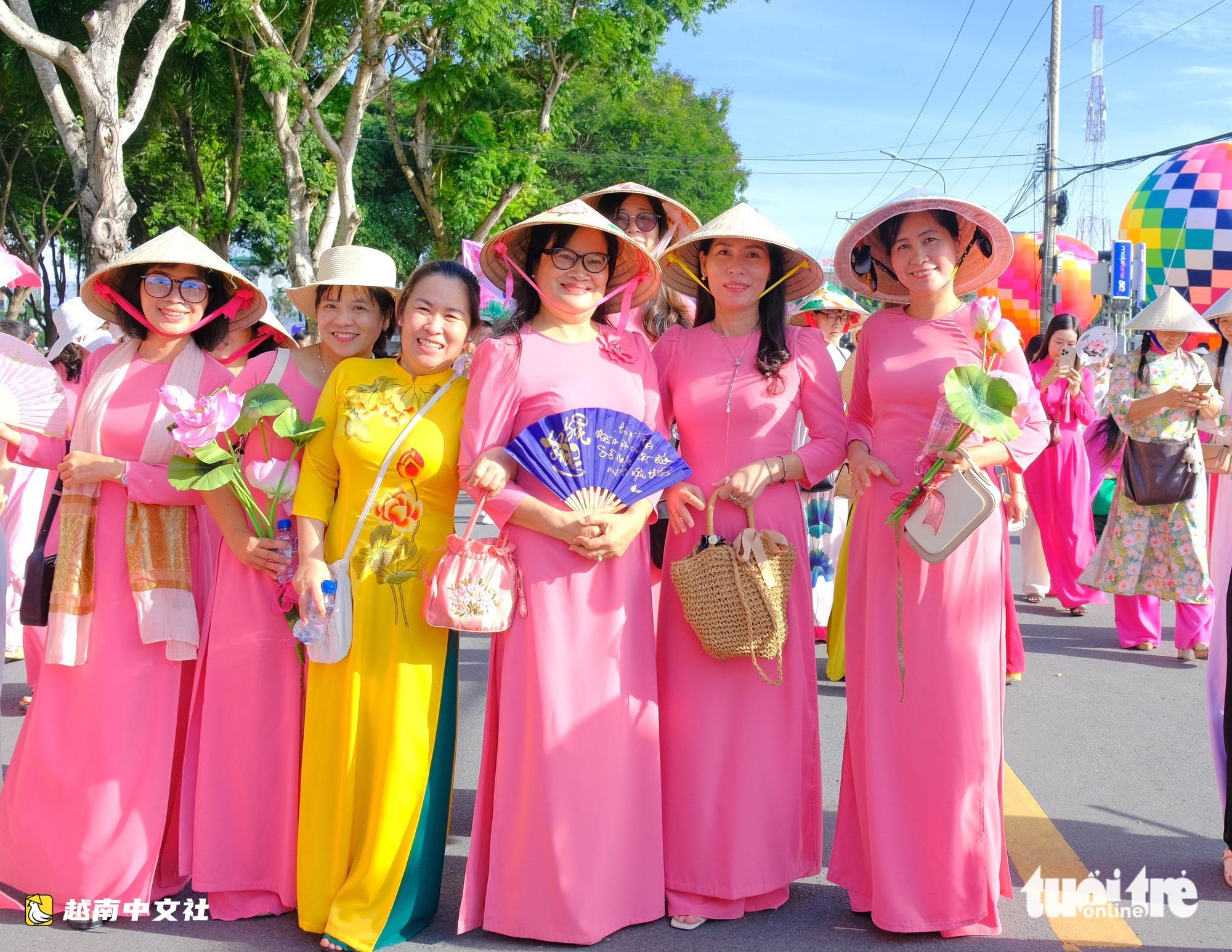越南民眾興致勃勃觀賞滑翔傘、熱氣球和蓮花奧黛遊行
