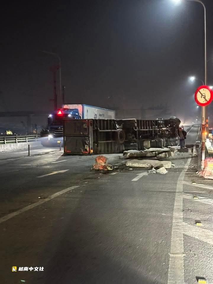 越南:貨車側翻橫擋新萬立交橋路面,1號國道擁堵近5公里