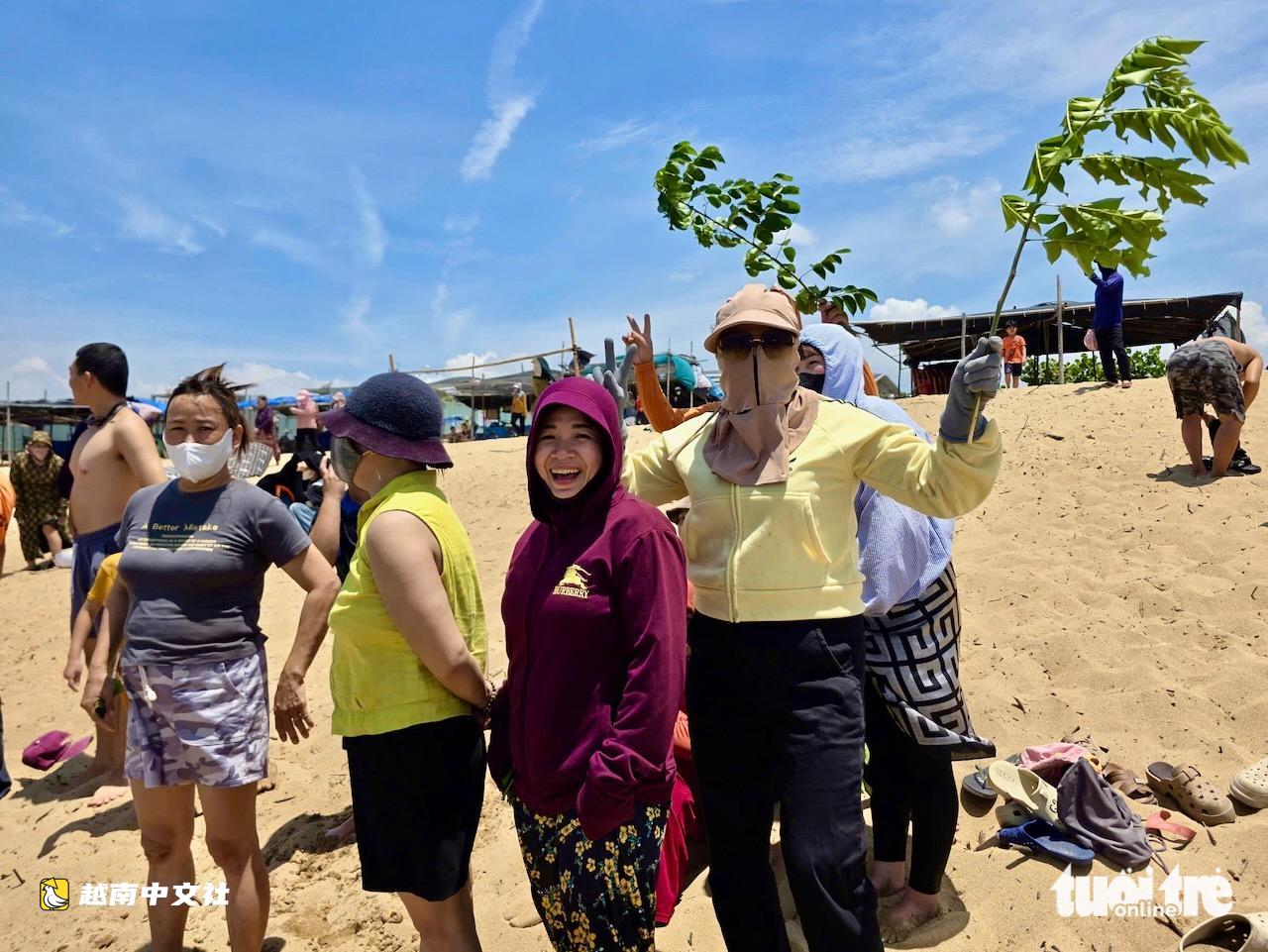 越南端午節正午海邊沐浴:民眾攜帶香葉,將海水帶回家