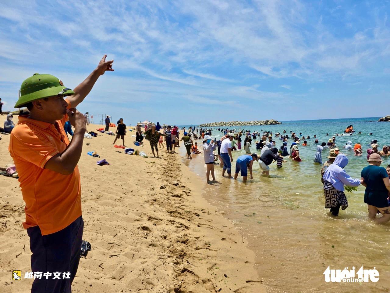 越南端午節正午海邊沐浴:民眾攜帶香葉,將海水帶回家