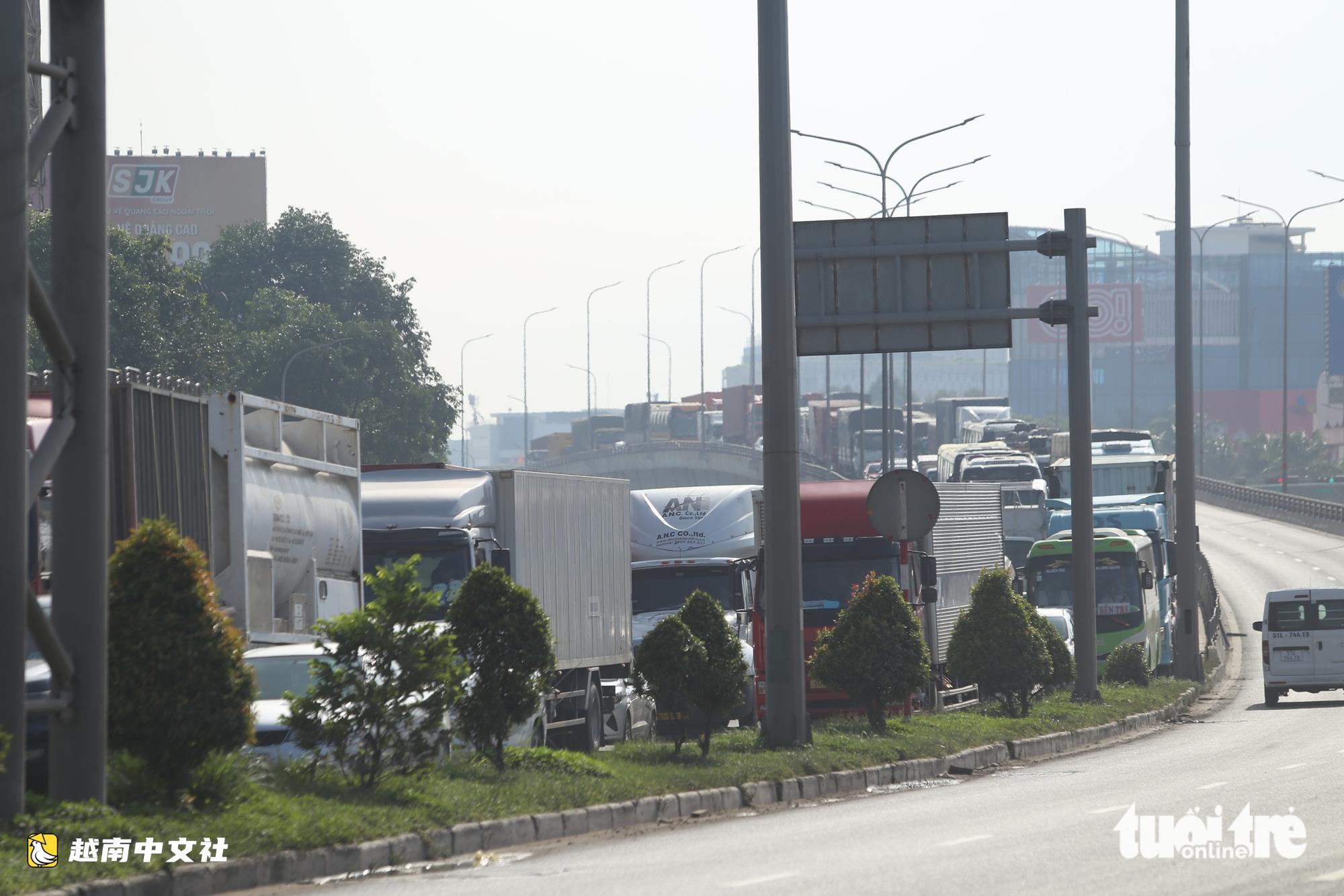 越南:貨車側翻橫擋新萬立交橋路面,1號國道擁堵近5公里