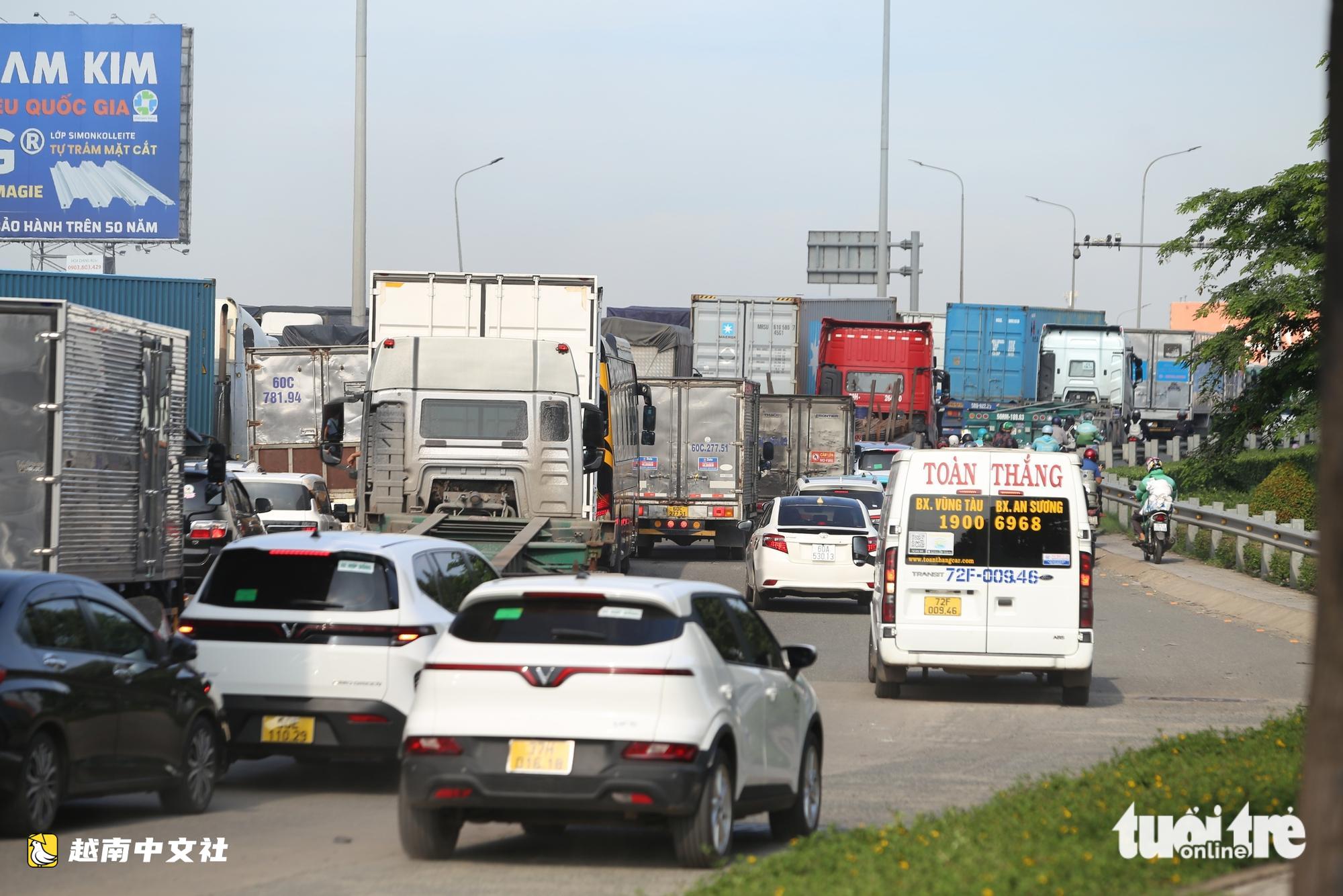 越南:貨車側翻橫擋新萬立交橋路面,1號國道擁堵近5公里