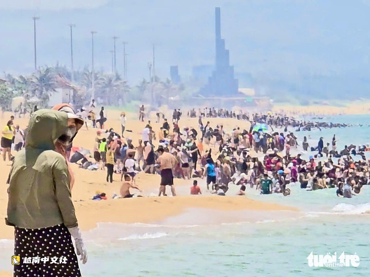 越南端午節正午海邊沐浴:民眾攜帶香葉,將海水帶回家