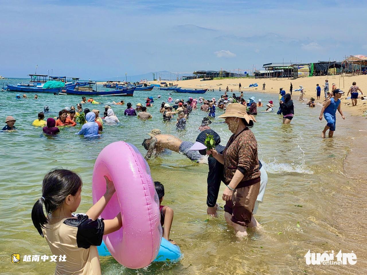 越南端午節正午海邊沐浴:民眾攜帶香葉,將海水帶回家