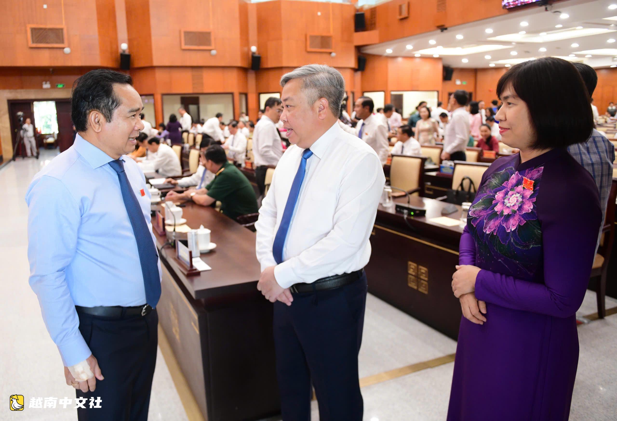越南胡志明市人民議會召開會議,審議多個項目,從芹椰跨海大橋到湖參高速公路