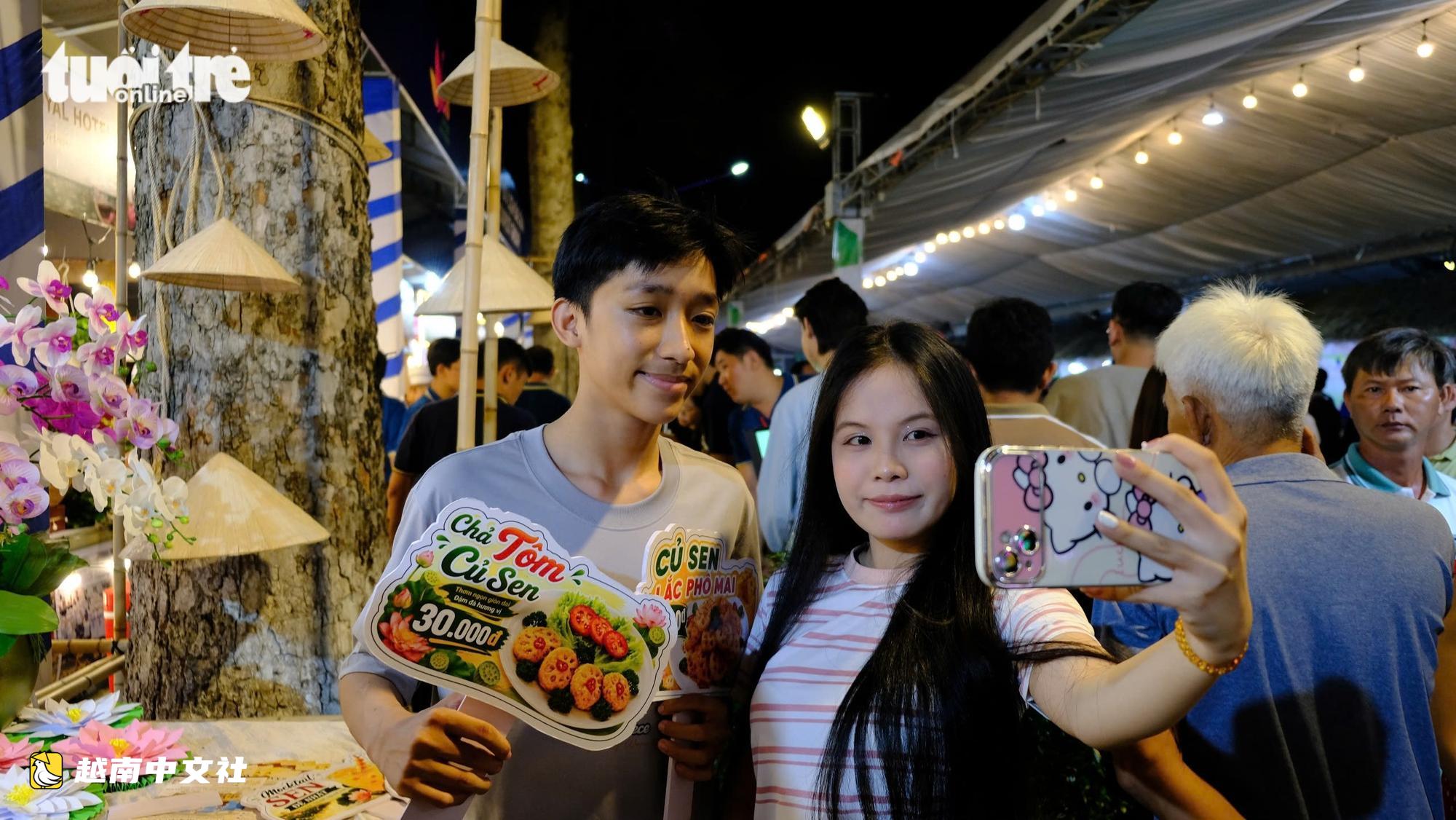 越南同塔蓮花節開幕之夜,遊客擠滿品嚐夜市美食