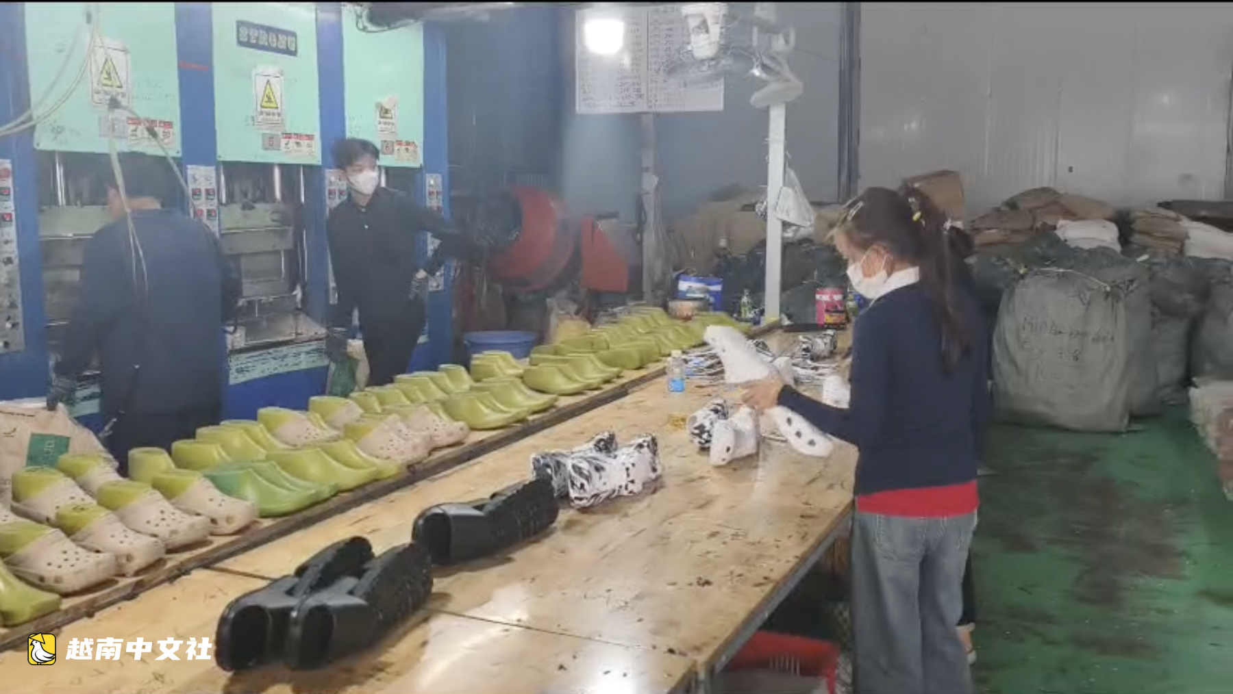 越南警方抓獲一生產假冒Crocs洞洞鞋的公司經理,獲利數百億越南盾