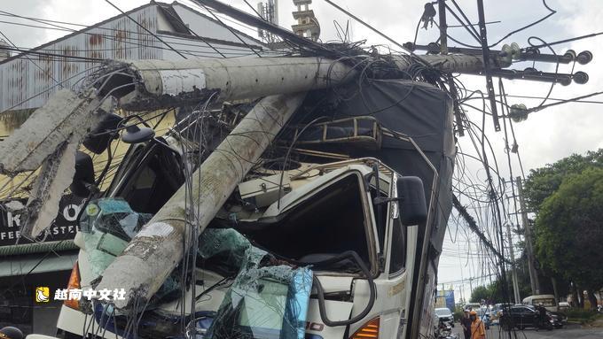 越南一輛卡車自動滑行撞上3輛車並撞斷電杆