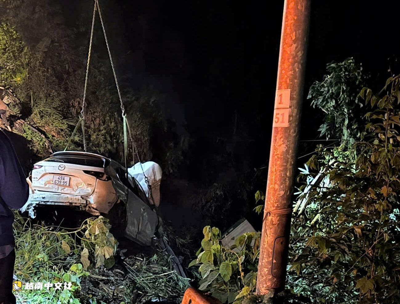 越南保祿山口:集裝箱車與5座轎車連環相撞後墜入深淵