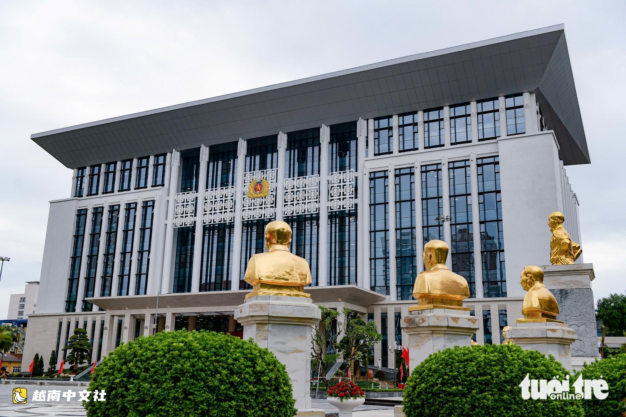 越共中央總書記、國家主席蘇林和多位政治局委員出席越南首所公安培訓學校成立80週年慶典