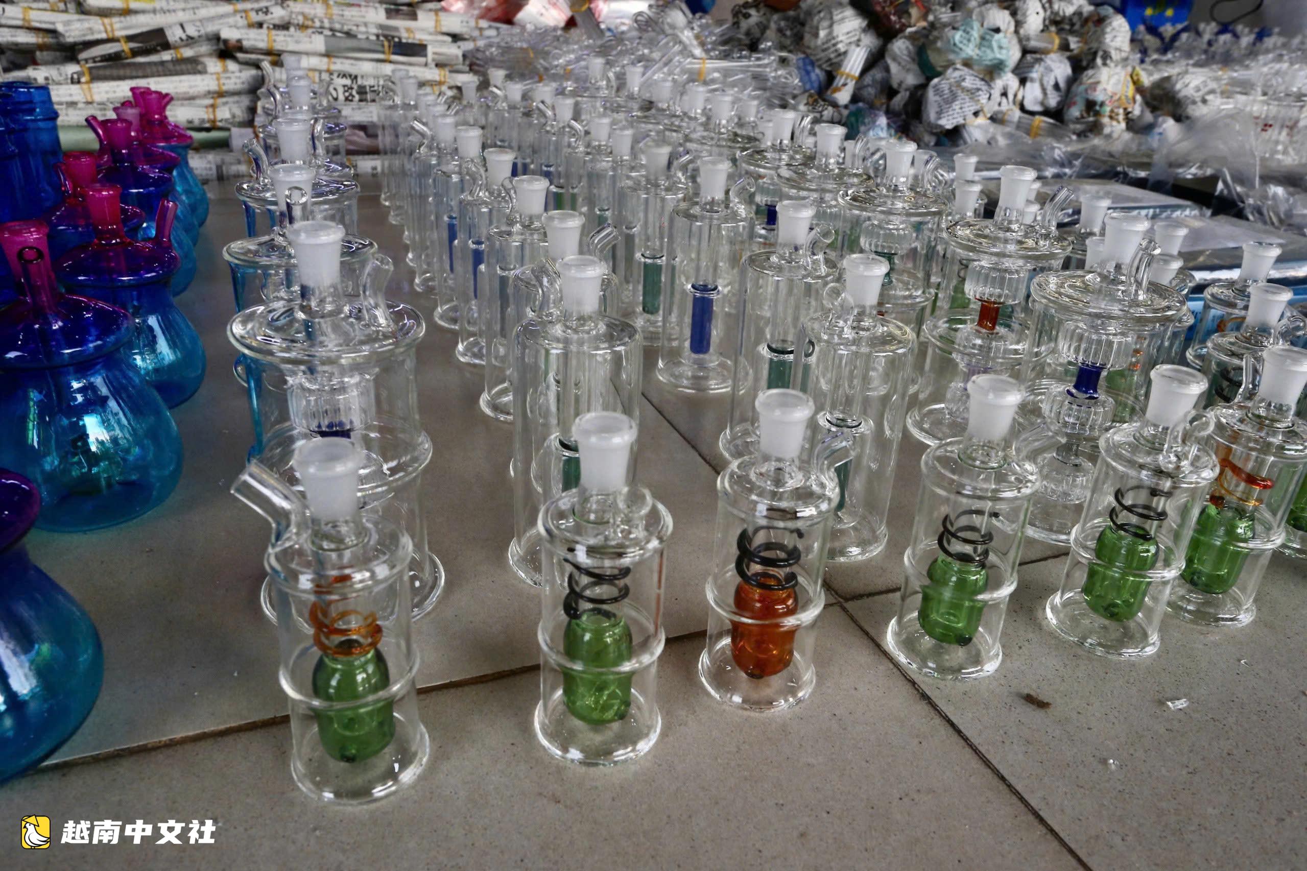 越南胡志明市警方搗毀製售逾10萬件吸毒工具的地下窩點