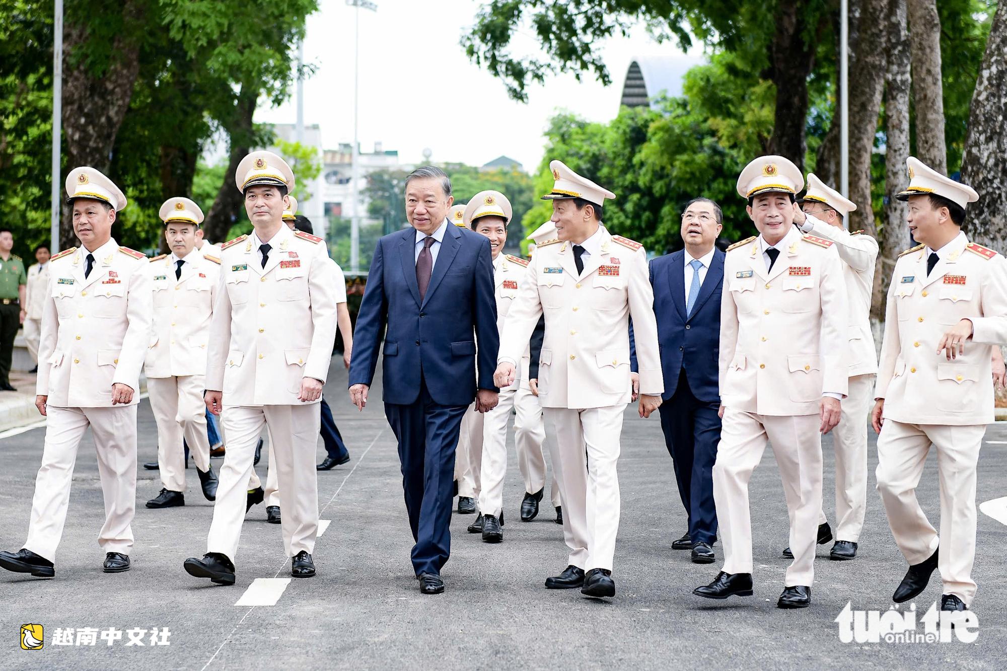 越共中央總書記、國家主席蘇林和多位政治局委員出席越南首所公安培訓學校成立80週年慶典