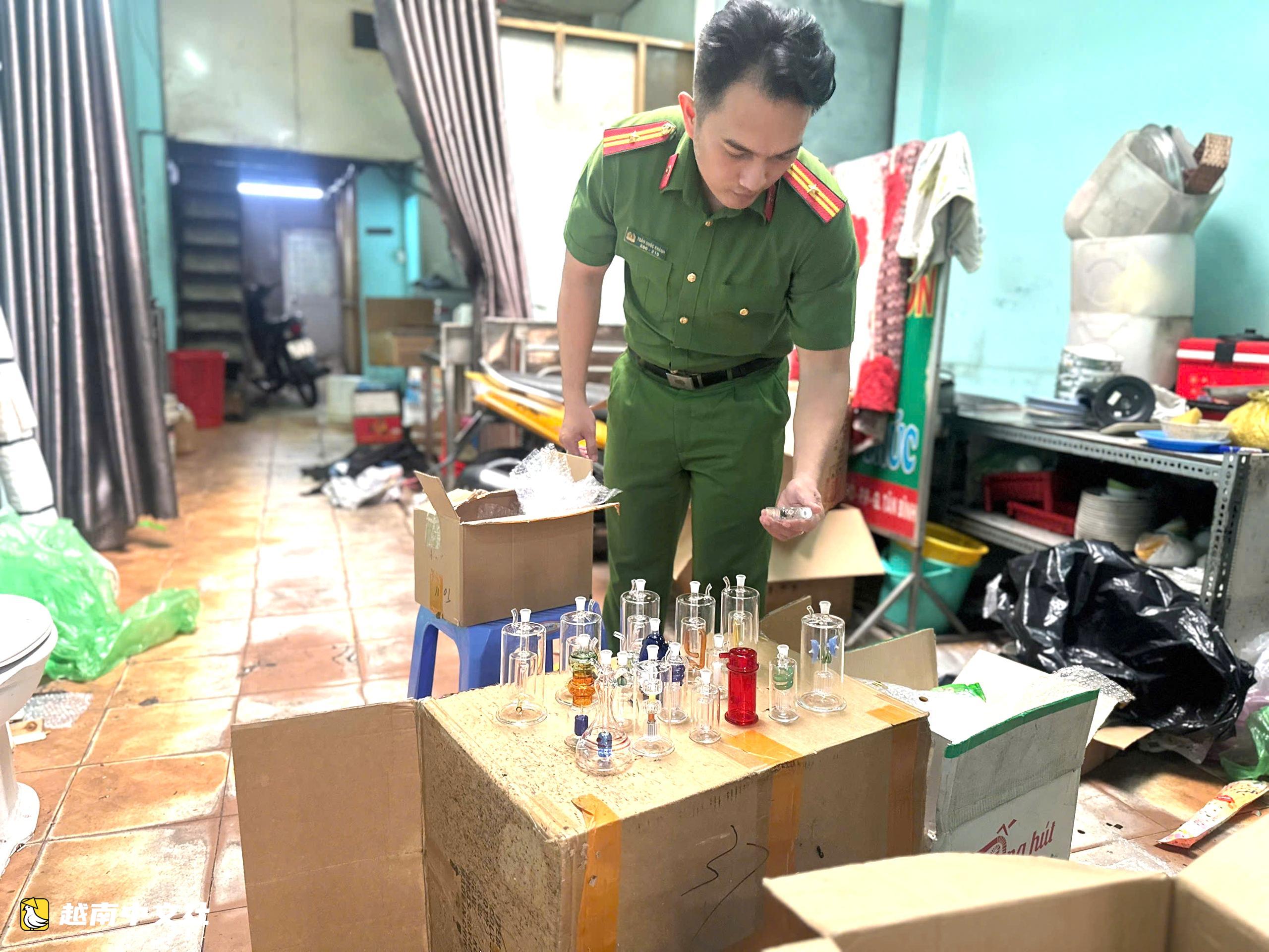 越南胡志明市警方搗毀製售逾10萬件吸毒工具的地下窩點