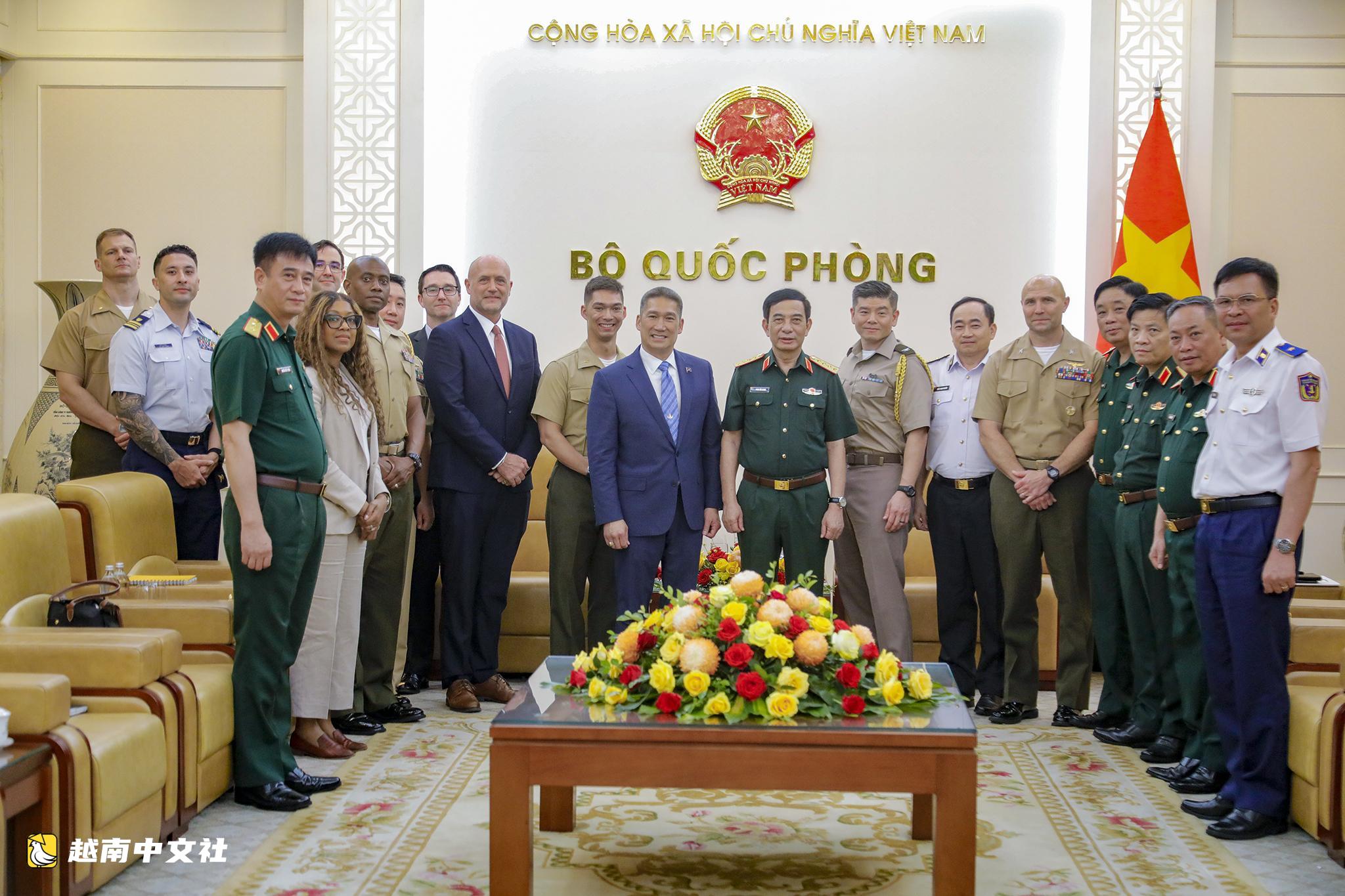越南國防部長潘文江大將接見美國海軍代理部長熊衡