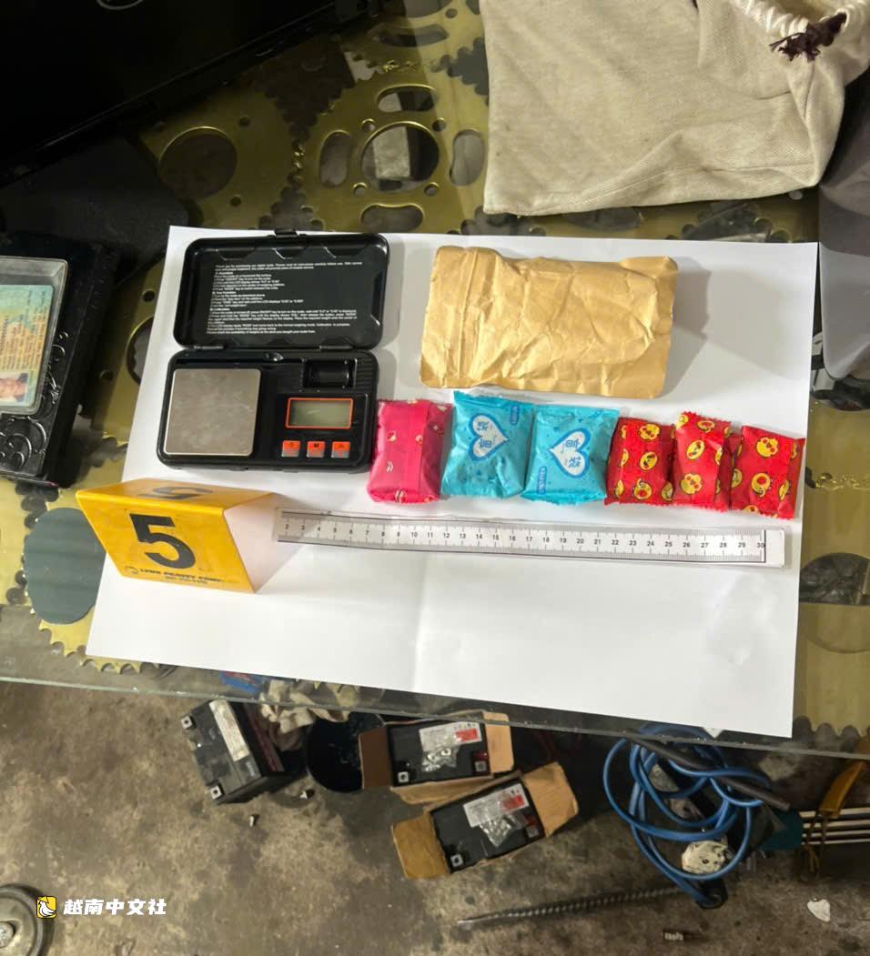 越南芹苴市抓捕一名持槍販毒嫌疑人