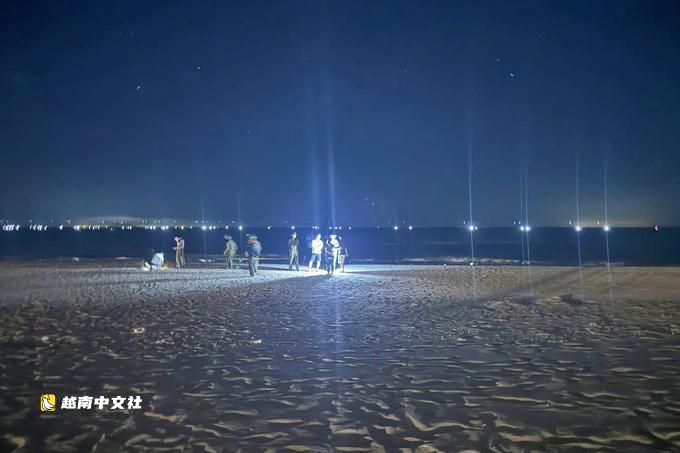 越南春成海灘父子遇險