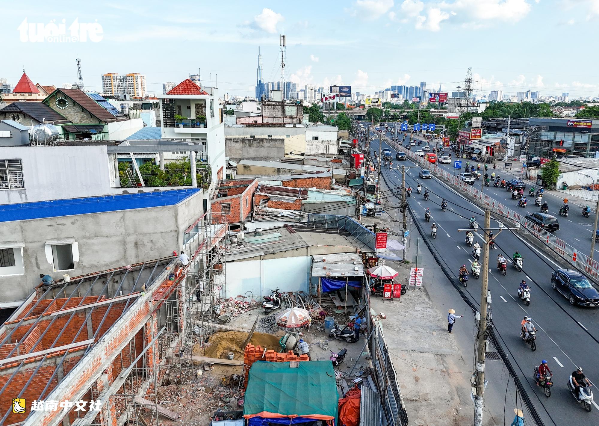 沿13號國道,越南房屋陸續拆除為道路擴建讓路