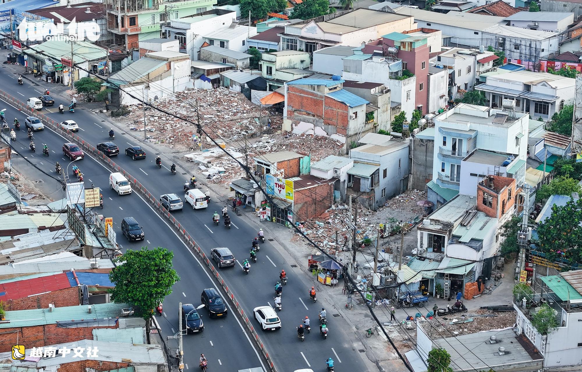 沿13號國道,越南房屋陸續拆除為道路擴建讓路