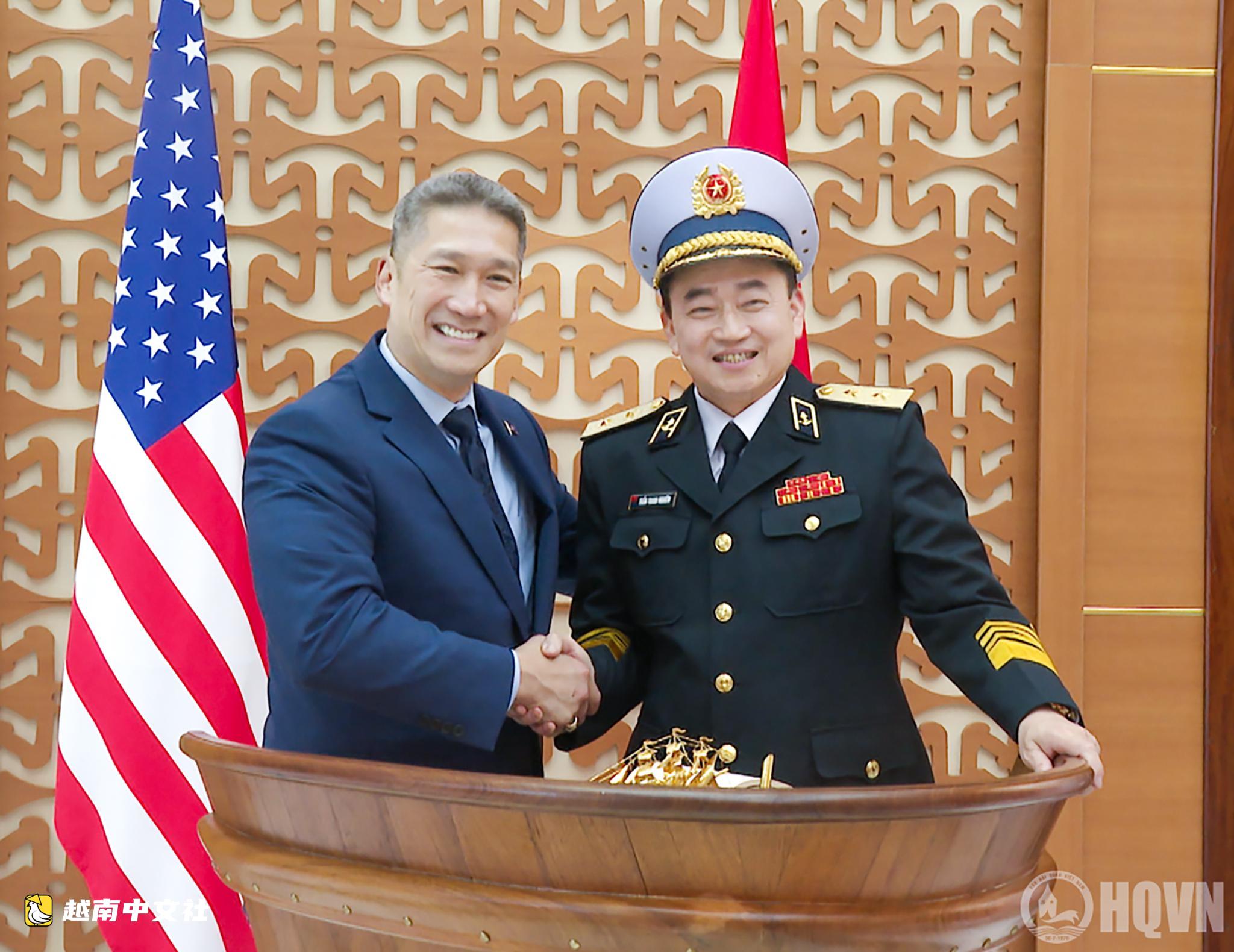 越南:美國海軍代理部長洪操訪問越南海軍