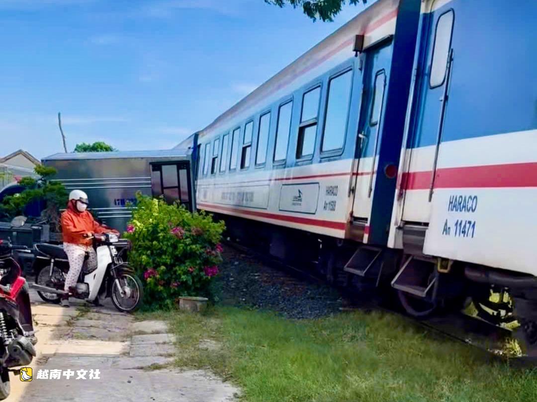 越南一輛卡車從民宅溜入鐵路,火車緊急剎車避免事故