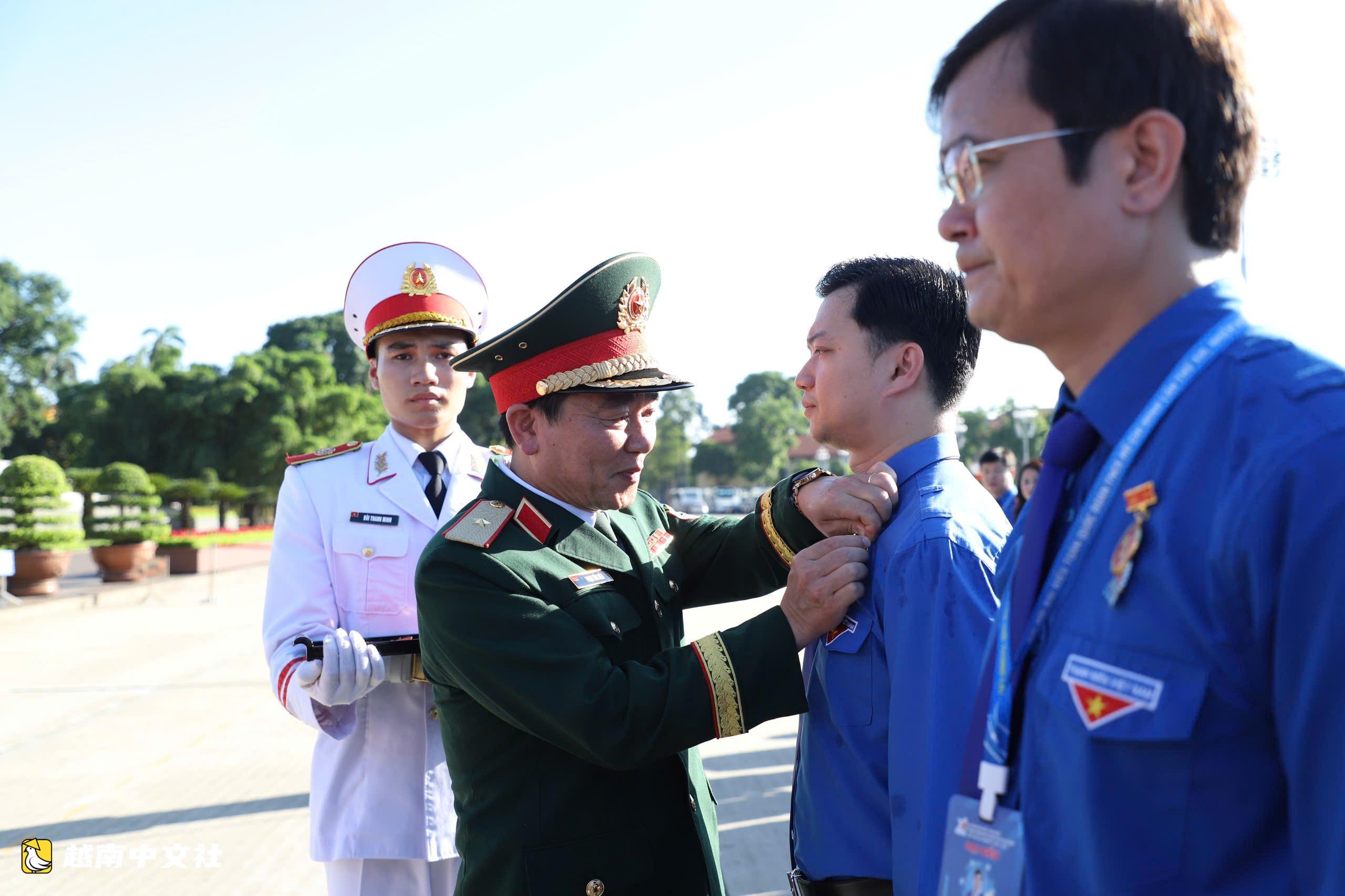近800名青年代表瞻仰胡志明主席陵墓:越南共青團第十三次全國代表大會開幕