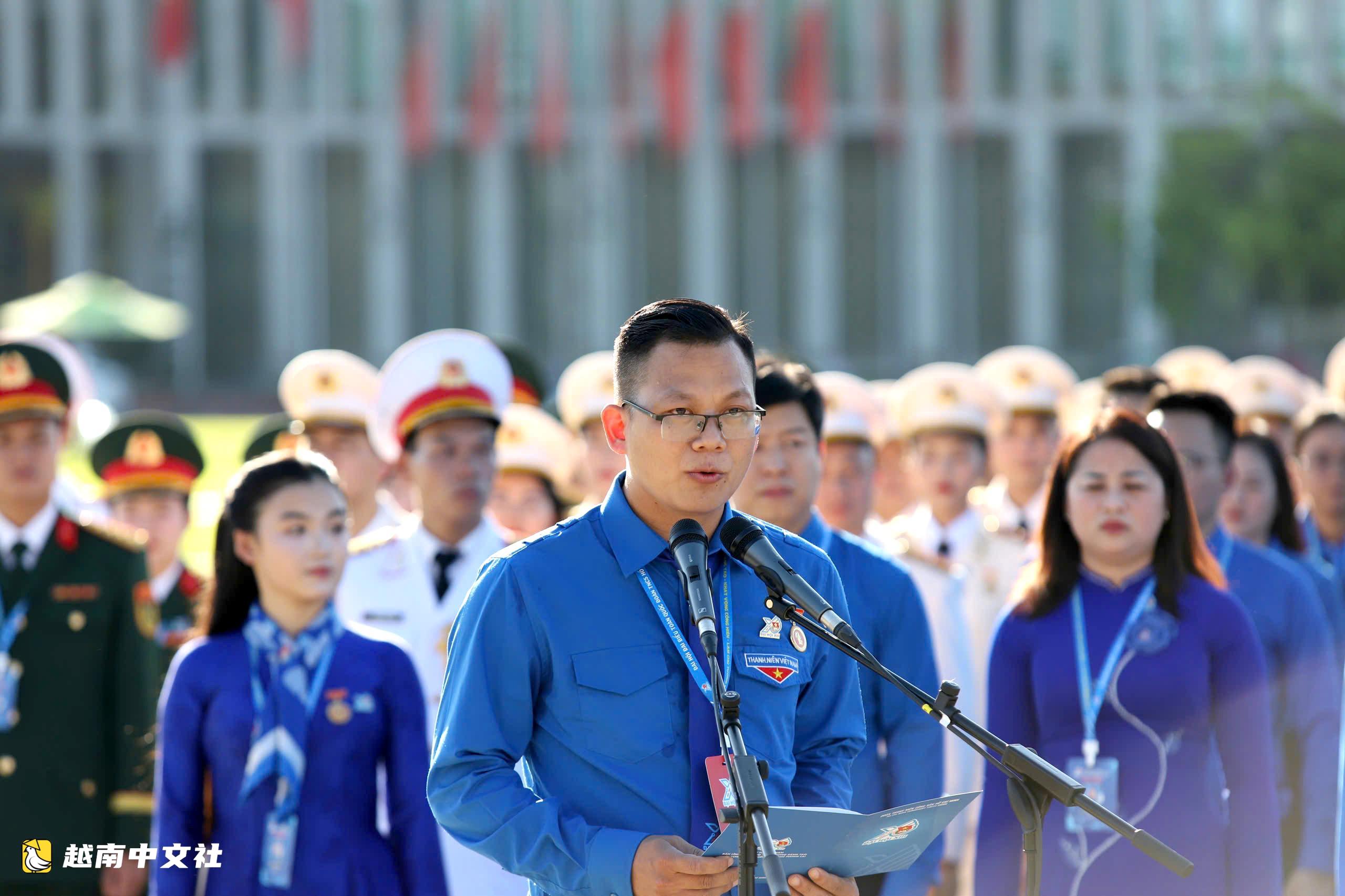 近800名青年代表瞻仰胡志明主席陵墓:越南共青團第十三次全國代表大會開幕