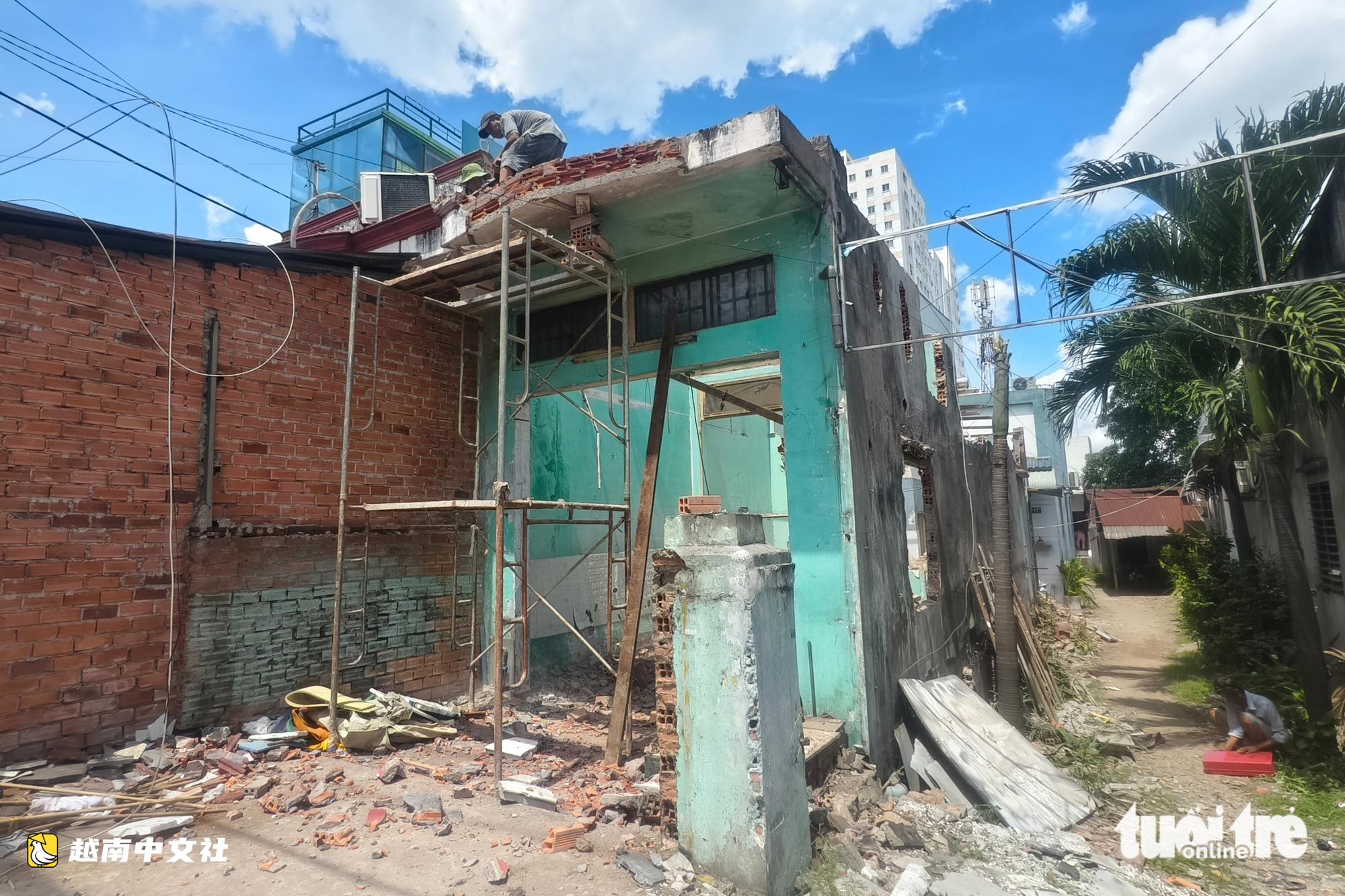 越南胡志明市22號國道升級項目:民眾拆除房屋移交場地