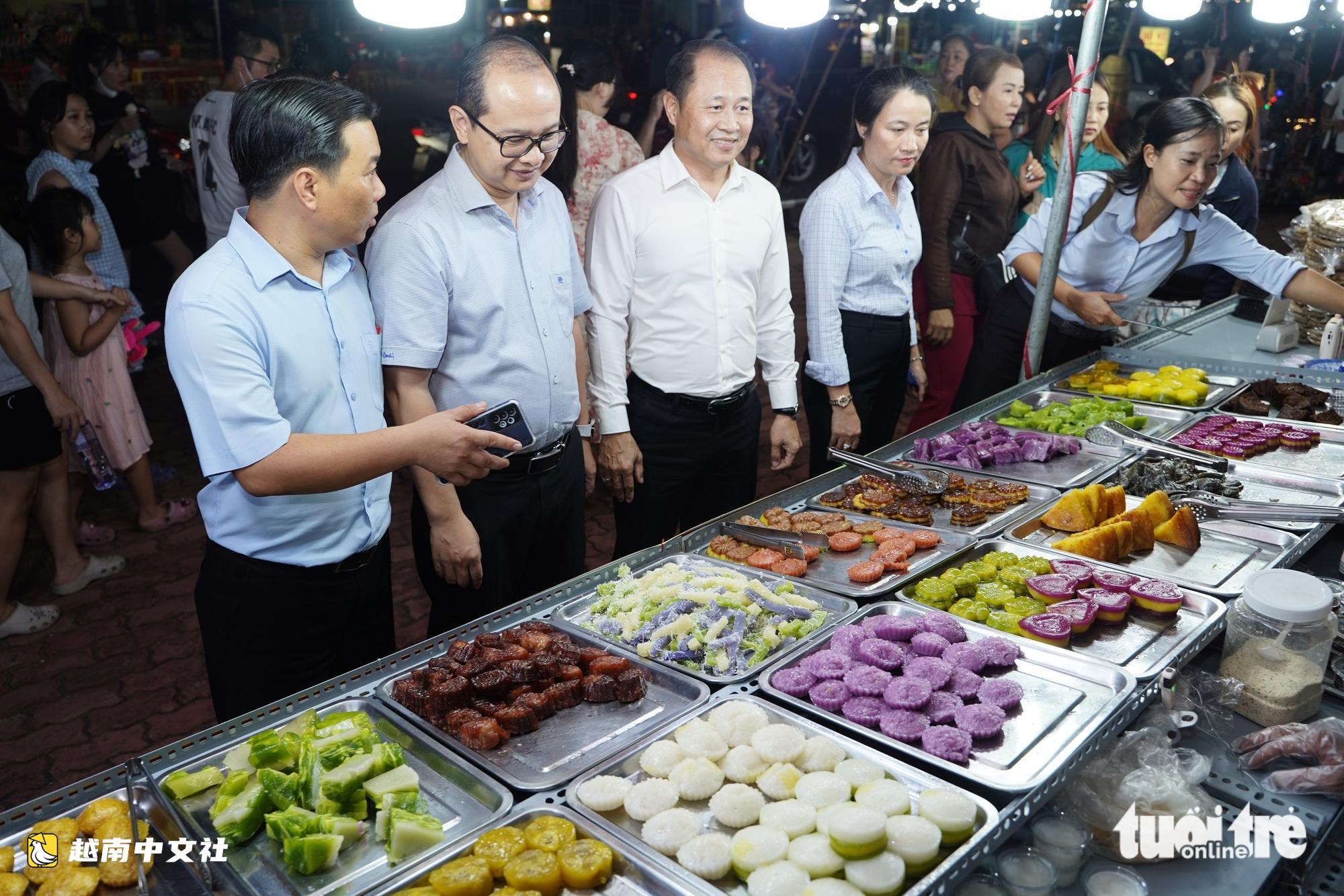 越南順安市萊橋坊文化美食購物周開幕,民眾踴躍參觀購物