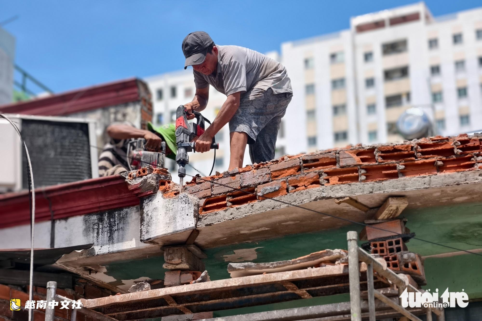 越南胡志明市22號國道升級項目:民眾拆除房屋移交場地