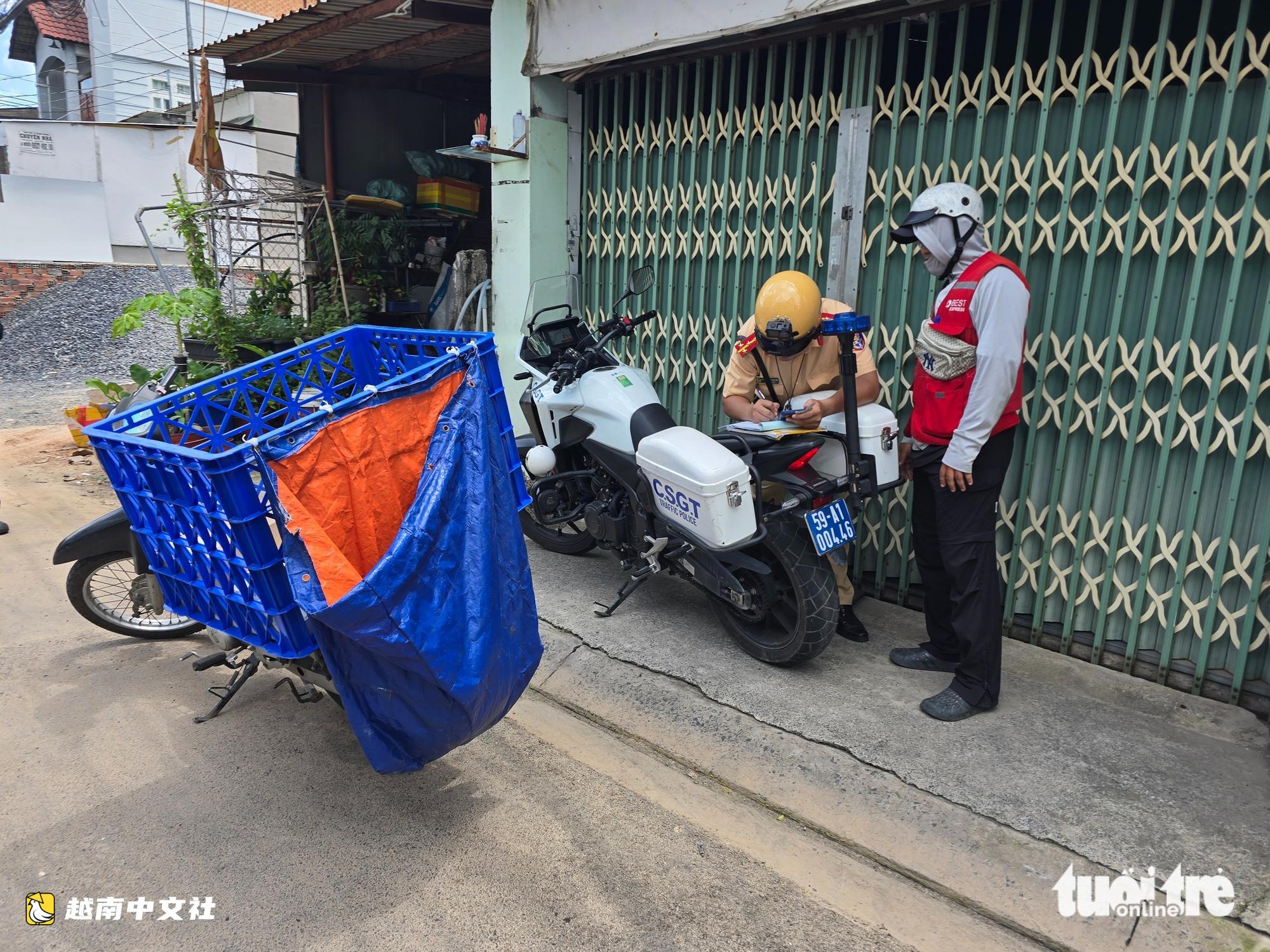 越南胡志明市處理多起三輪車運輸超長鋼筋、包裹遮擋車牌案例