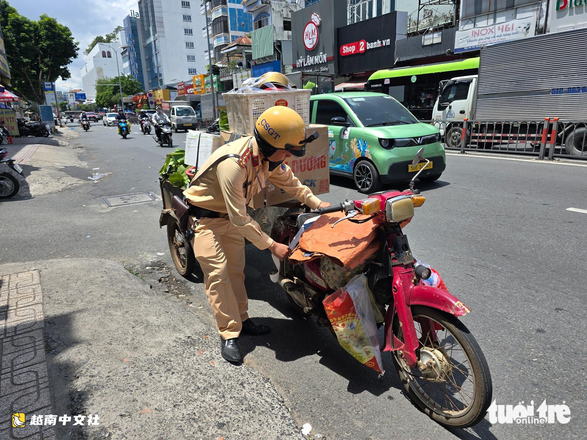 越南胡志明市處理多起三輪車運輸超長鋼筋、包裹遮擋車牌案例