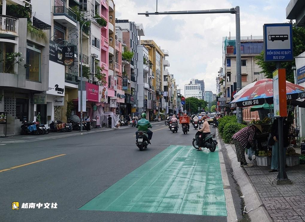 胡志明市在公交車站塗裝藍色反光漆