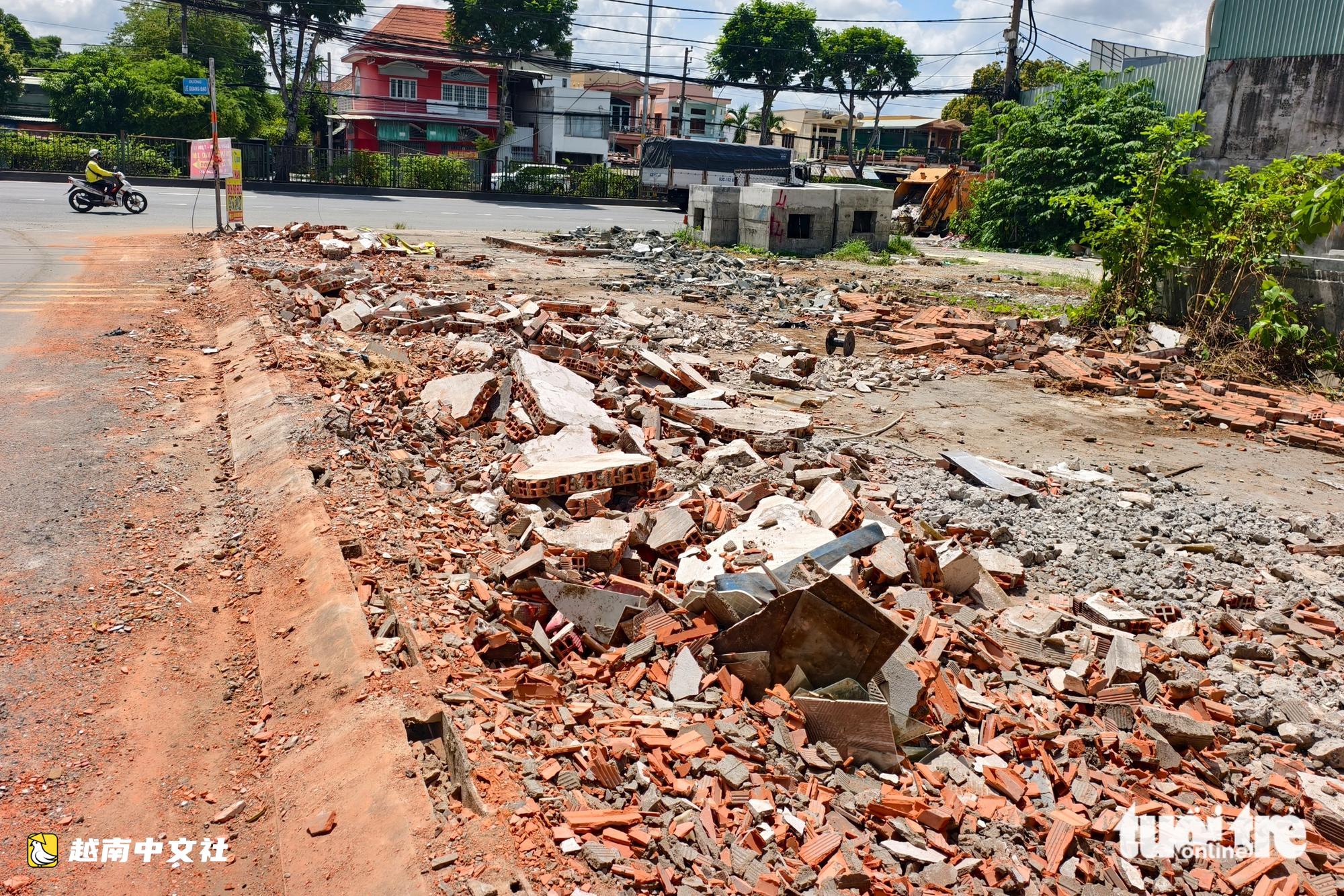 越南胡志明市22號國道升級項目:民眾拆除房屋移交場地