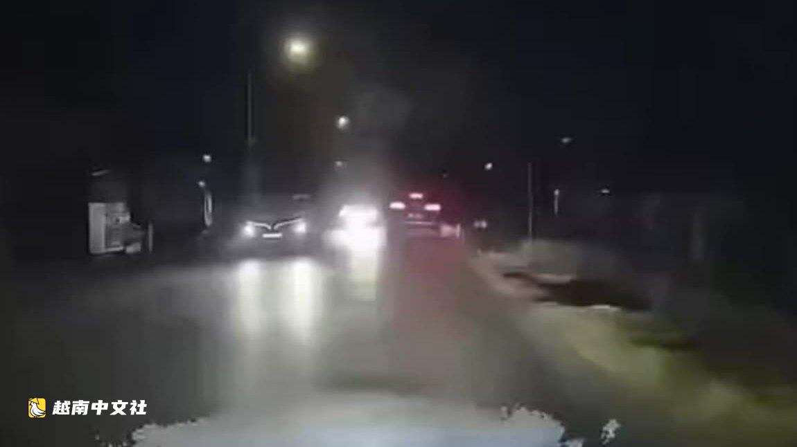 越南河內司機因向對向車輛閃裝燈被罰