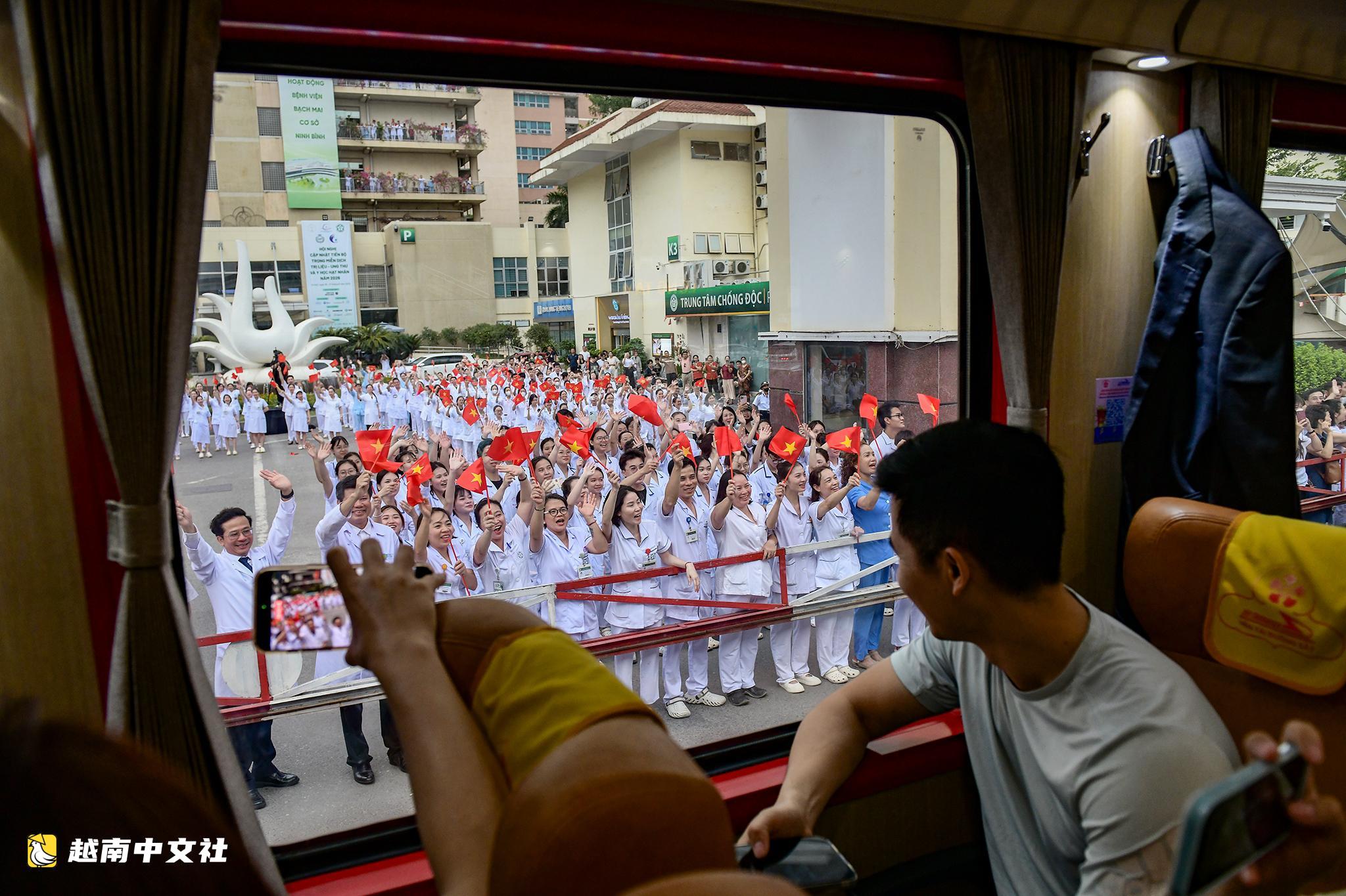 首趟列車載運越南河內醫護人員前往白梅醫院二號院