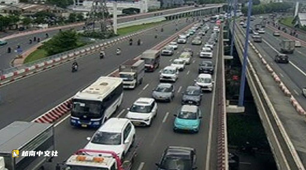 越南西貢橋下坡時4輛轎車連環相撞