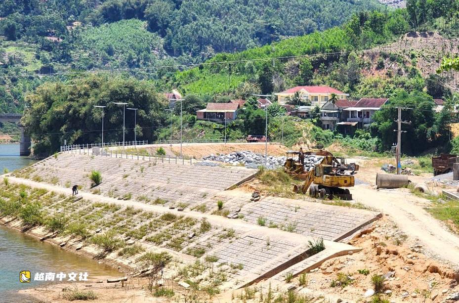 越南山慕橋耗資790億越南盾建成後無路可通，民眾仍需等待...