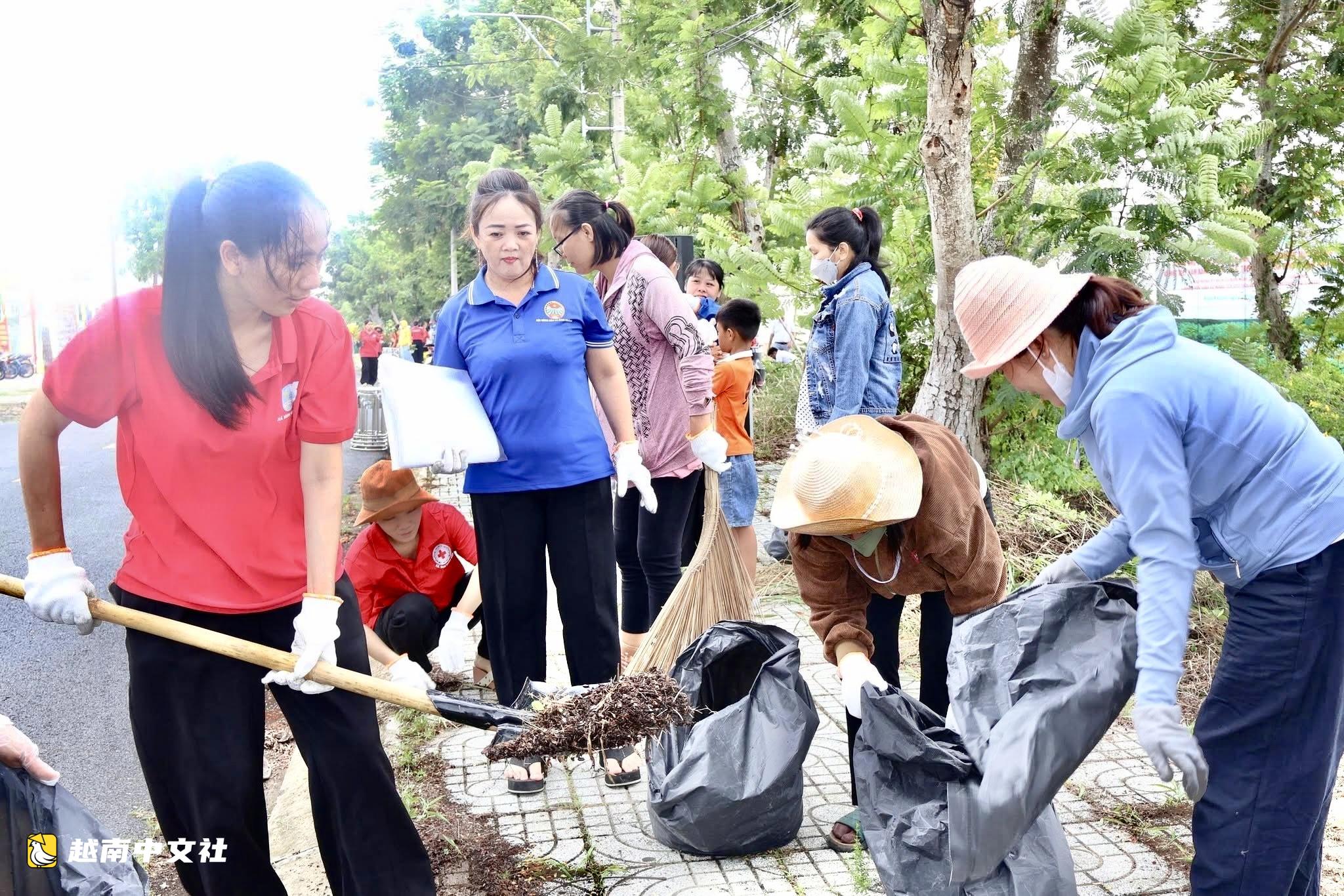 越南芹耶縣用塑料垃圾換綠植,防止垃圾入海入河,保護環境