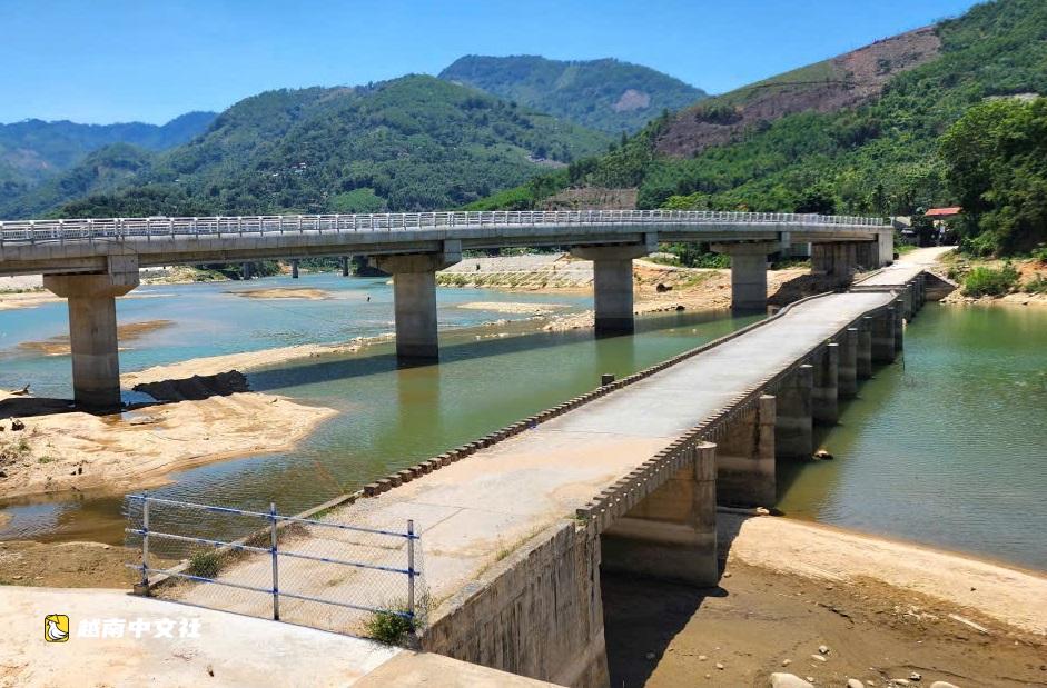 越南山慕橋耗資790億越南盾建成後無路可通，民眾仍需等待...