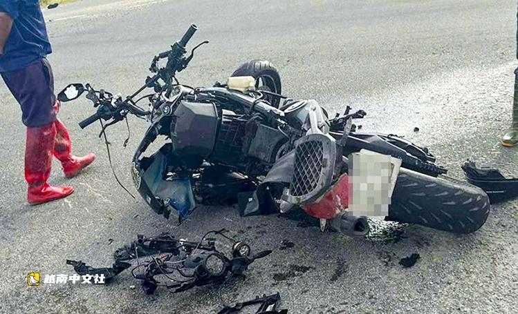 越南7座轎車與大排量摩托車相撞後衝入田地