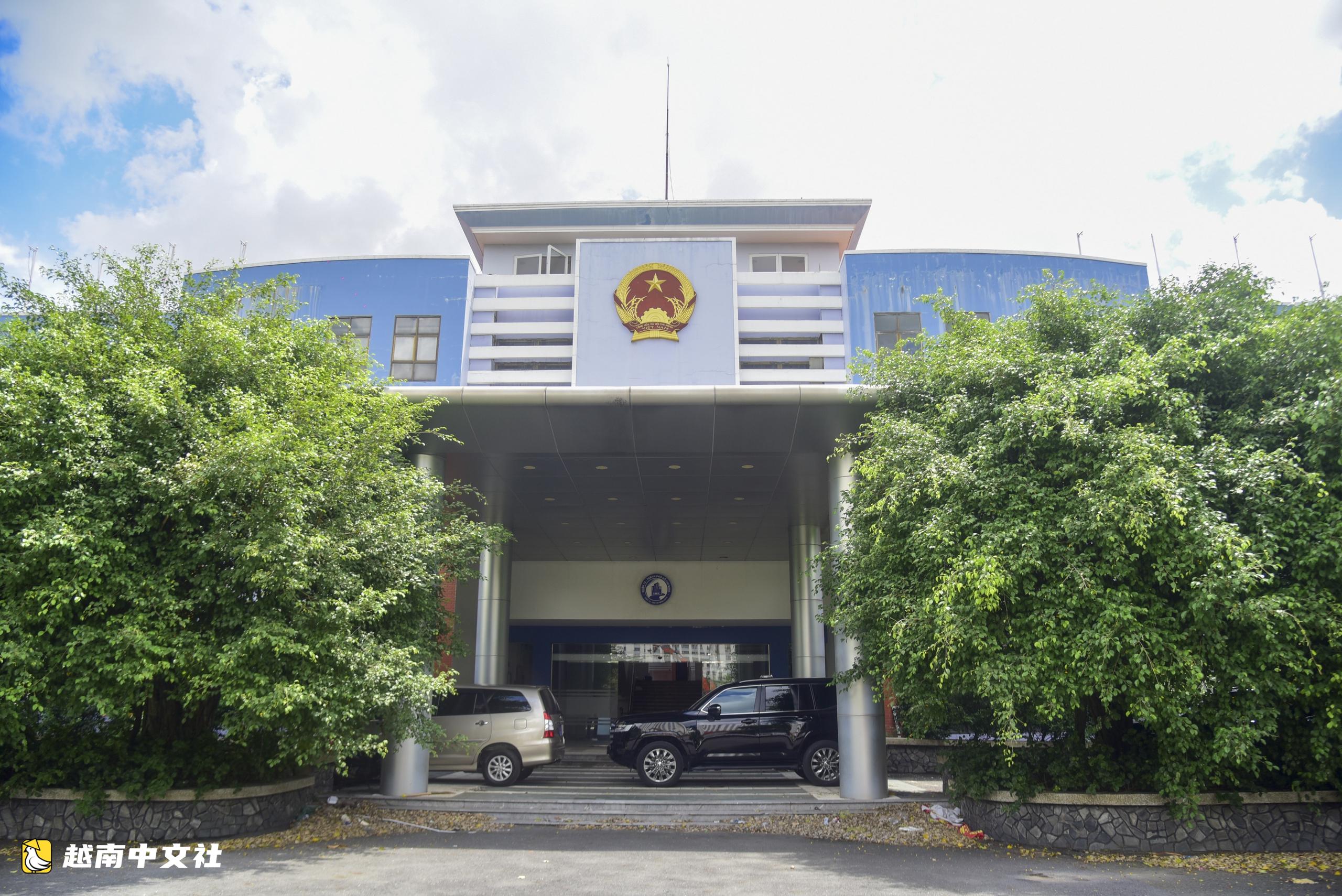 胡志明市繼續將閒置辦公樓改建為學校，並研究利用舊第五郡辦公樓