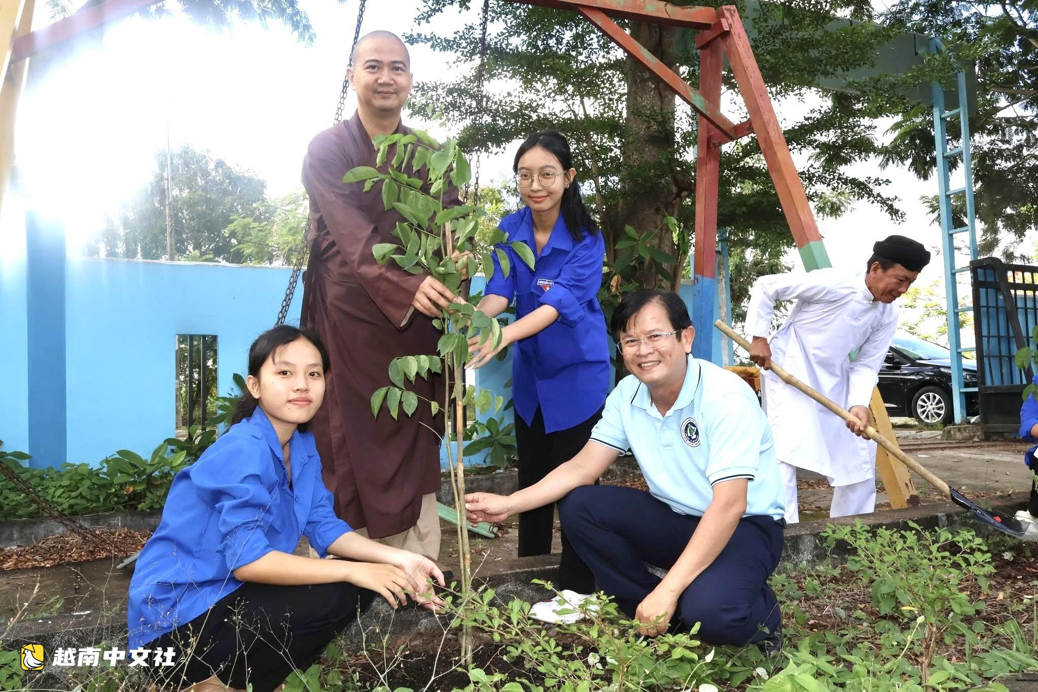 越南芹耶縣用塑料垃圾換綠植,防止垃圾入海入河,保護環境