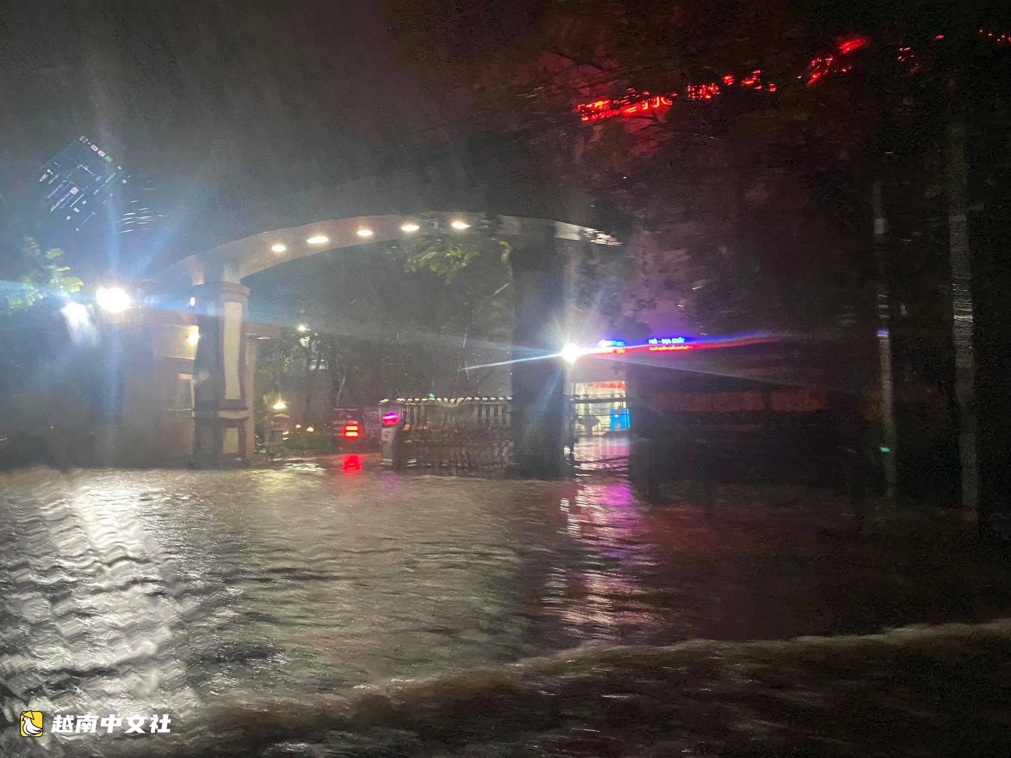 越南河內暴雨,多條街道洪水預警