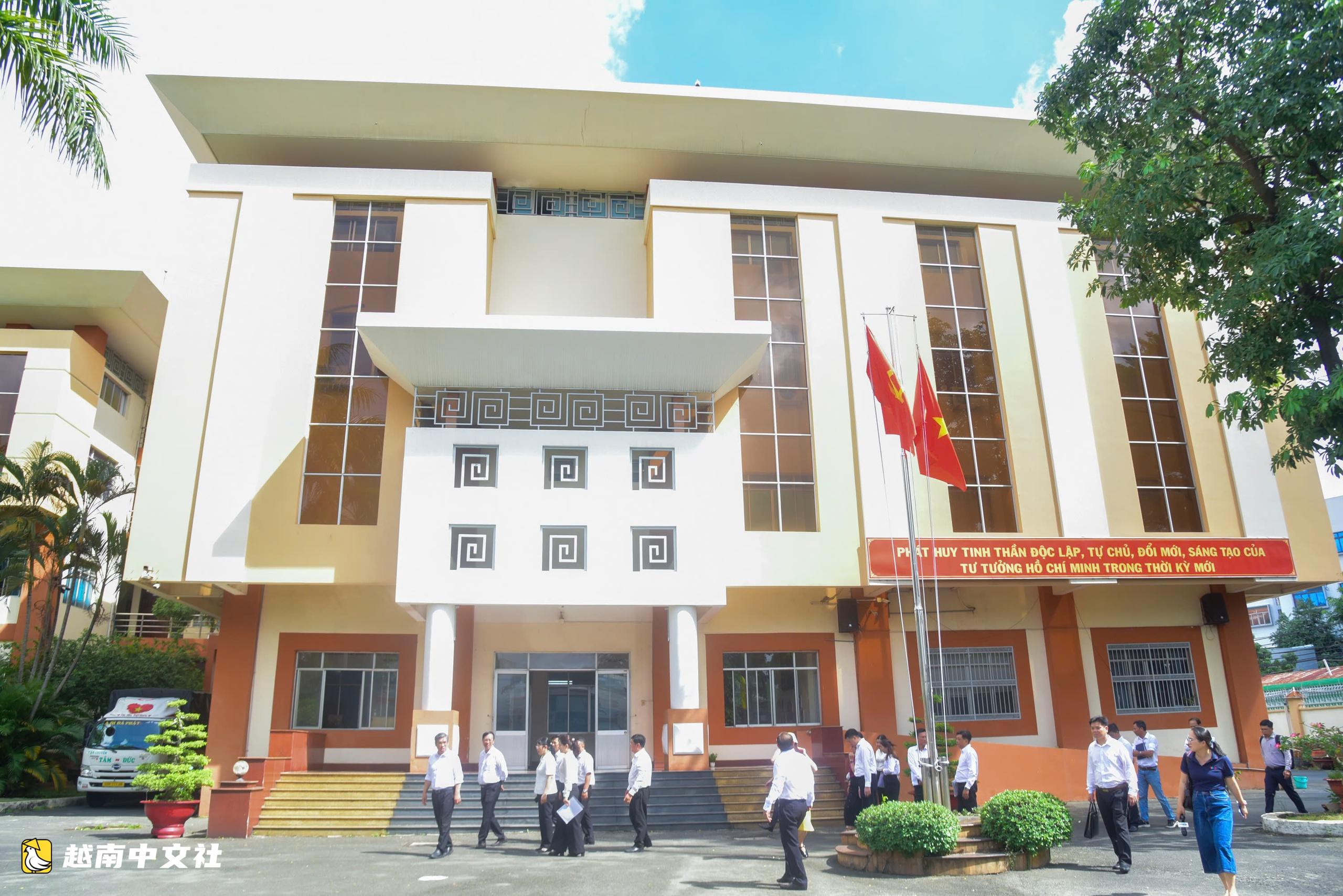 胡志明市繼續將閒置辦公樓改建為學校，並研究利用舊第五郡辦公樓