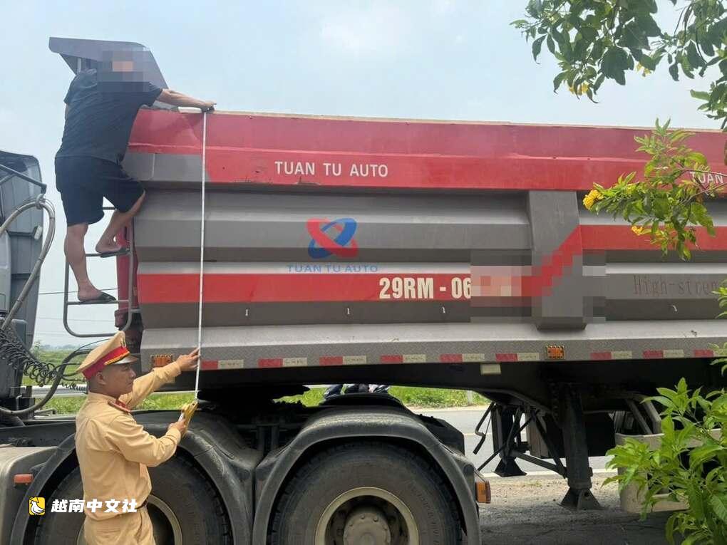 越南拖頭車私改車廂在21B國道上逃竄