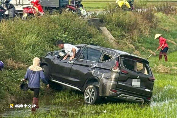 越南7座轎車與大排量摩托車相撞後衝入田地
