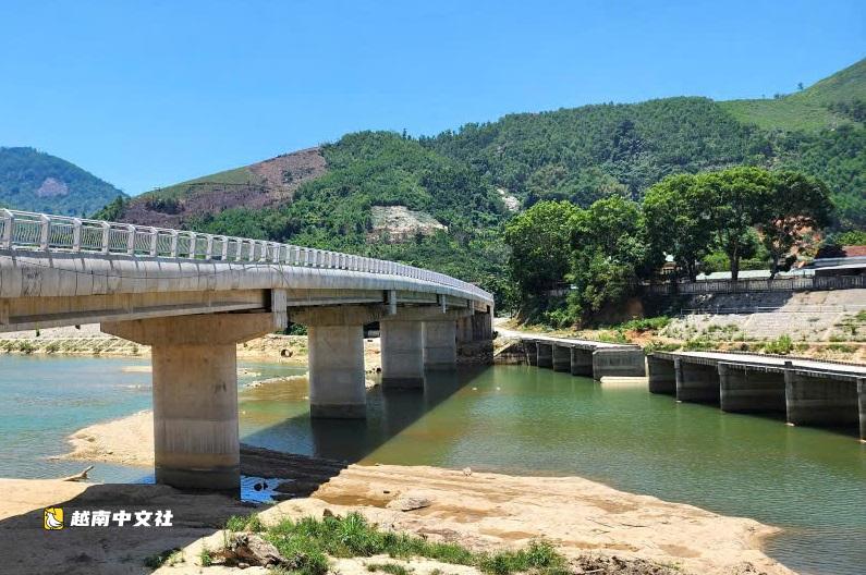 越南山慕橋耗資790億越南盾建成後無路可通，民眾仍需等待...