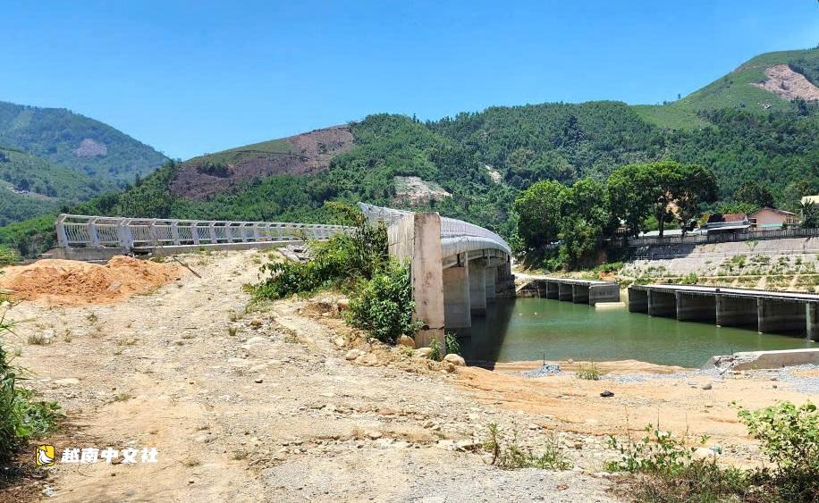 越南山慕橋耗資790億越南盾建成後無路可通，民眾仍需等待...